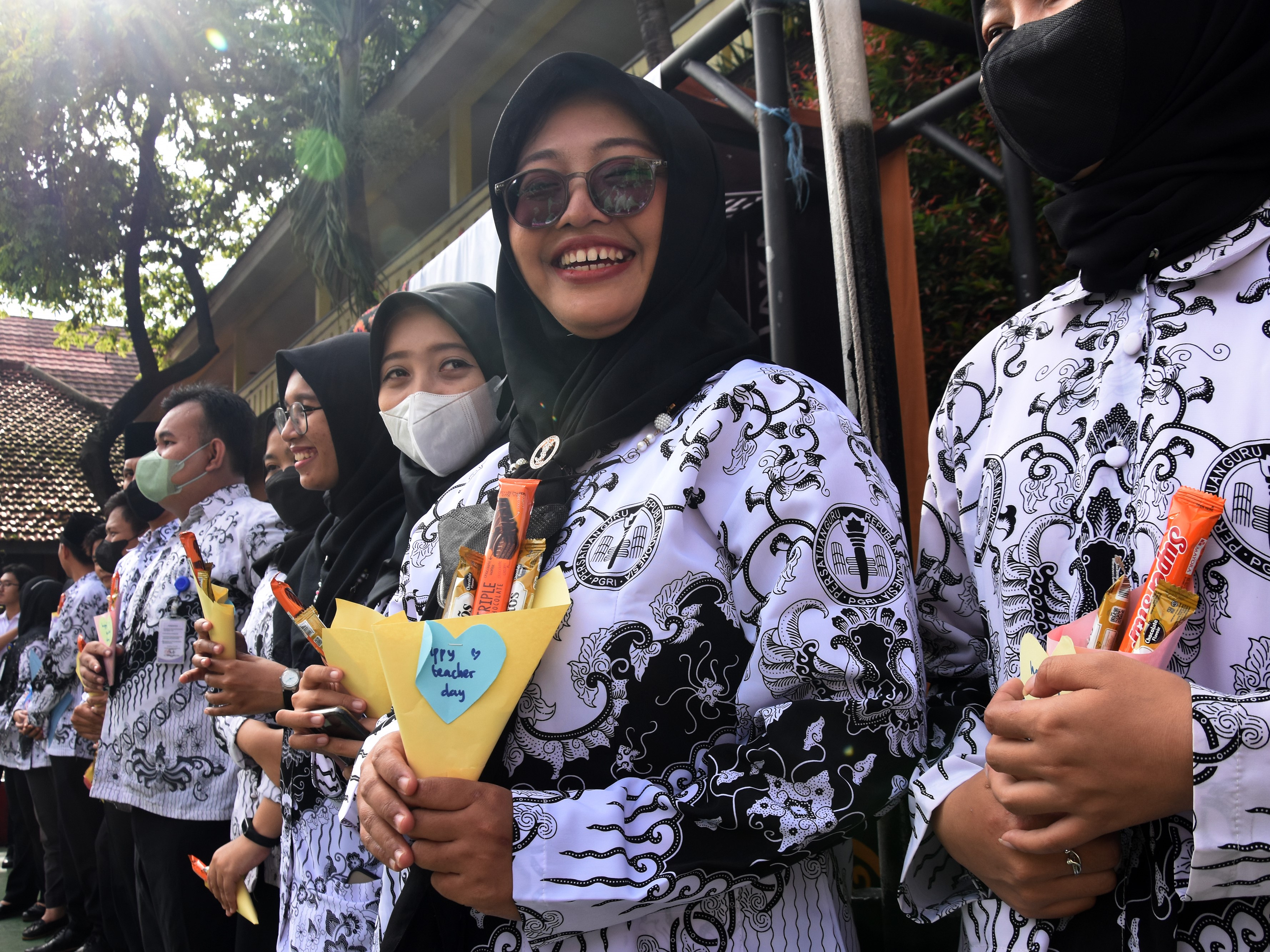 Para guru menerima cenderamata dari siswa saat Upacara Peringatan Hari Guru Nasional di SMK Bunda Kandung, Jakarta, Jumat (25/11/2022).
