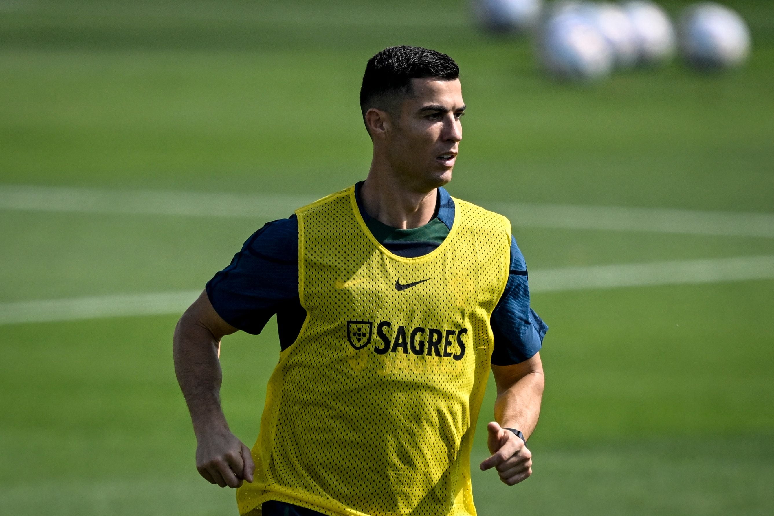 Cristiano Ronaldo berlatih bersama skuat timnas Portugal.