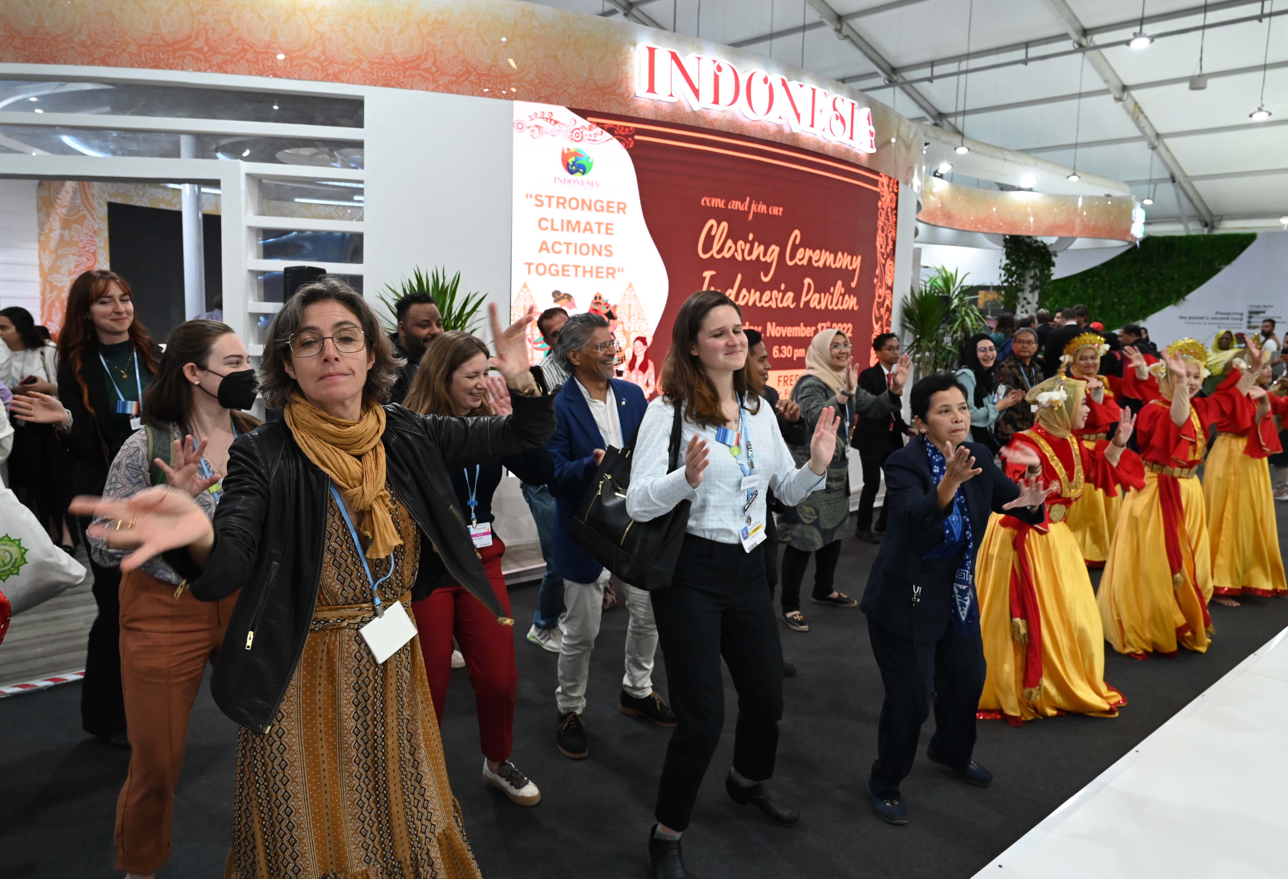 Pengunjung menari bersama saat penutupan Paviliun Indonesia pada COP27 UNFCCC di Sharm El Sheikh, Mesir, Kamis (17/11/2022)