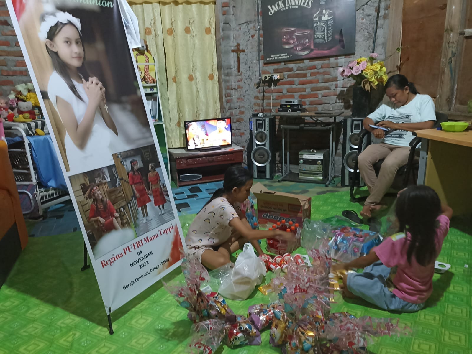 Regina Putri Mana Tappi bersama adik dan ibunya menyiapkan bingkisan untuk dibagikan di Panti Asuhan pada momen Sambut Baru di Flores.