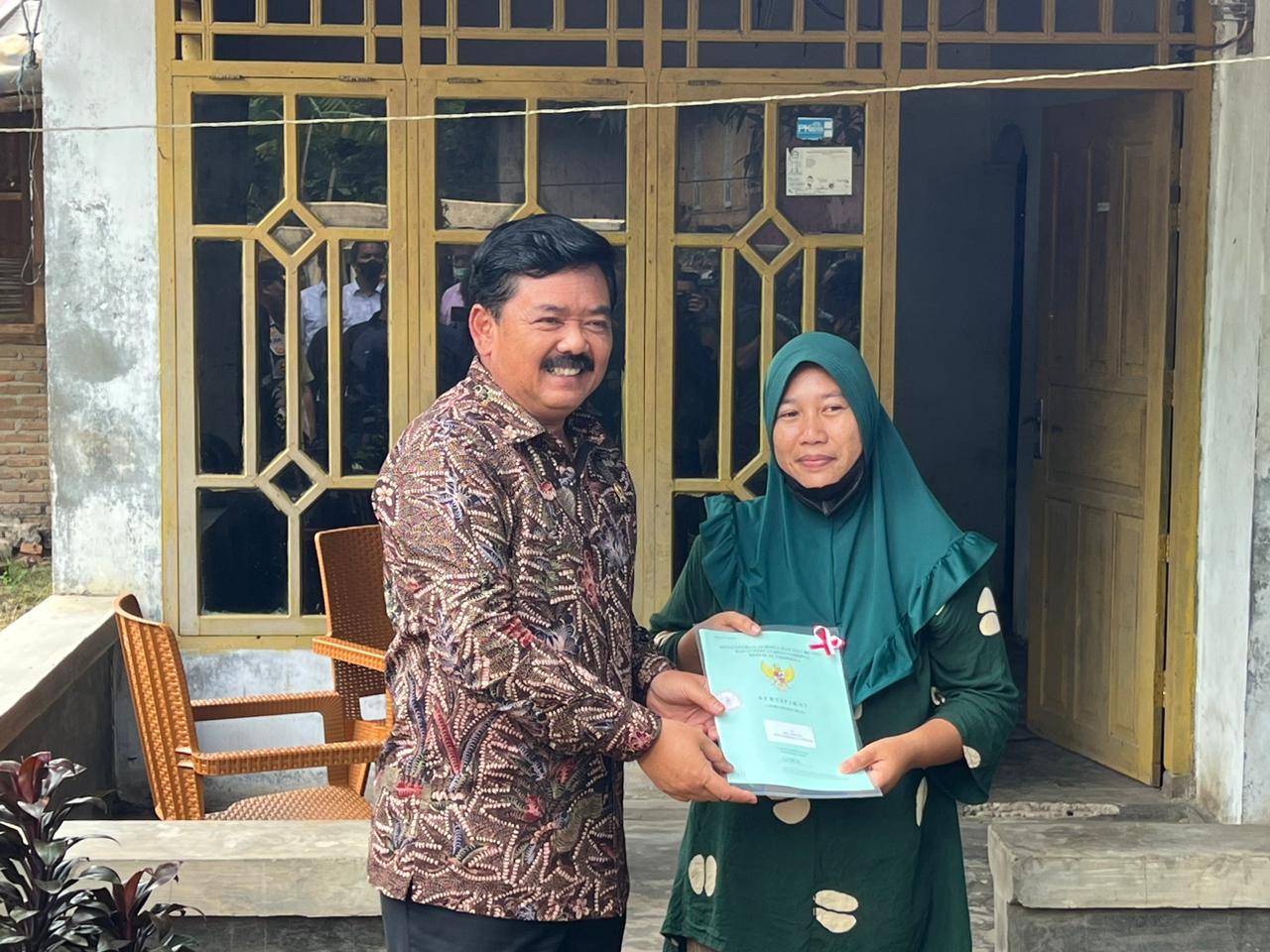 Menteri Agraria dan Tata Ruang - Badan Pertanahan Nasional (ATR-BPN) Hadi Tjahjanto bersama Warga di Gowa, Sulsel