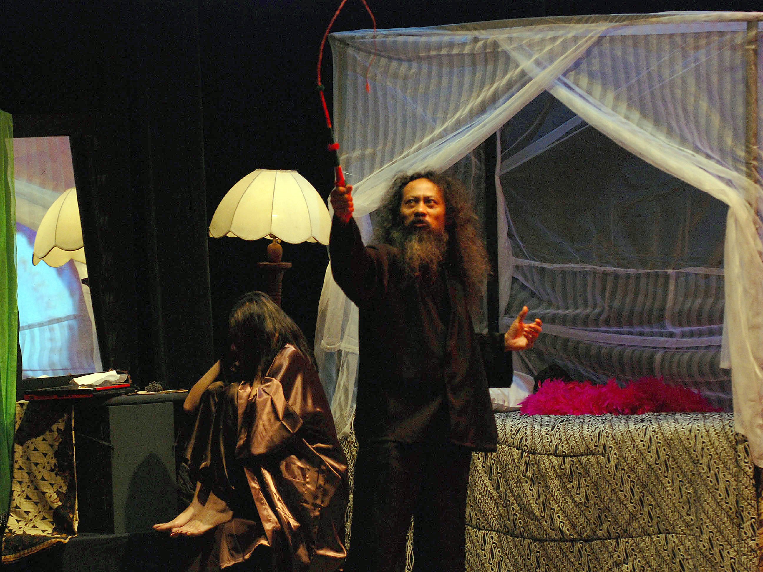 Ki Joko Bodo pada pementasan teater di 2010.