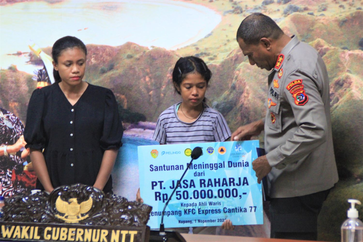 Ahli waris korban tewas kecelakaan Kapal Express Cantika 77 mendapat santunan dari Jasa Raharja.