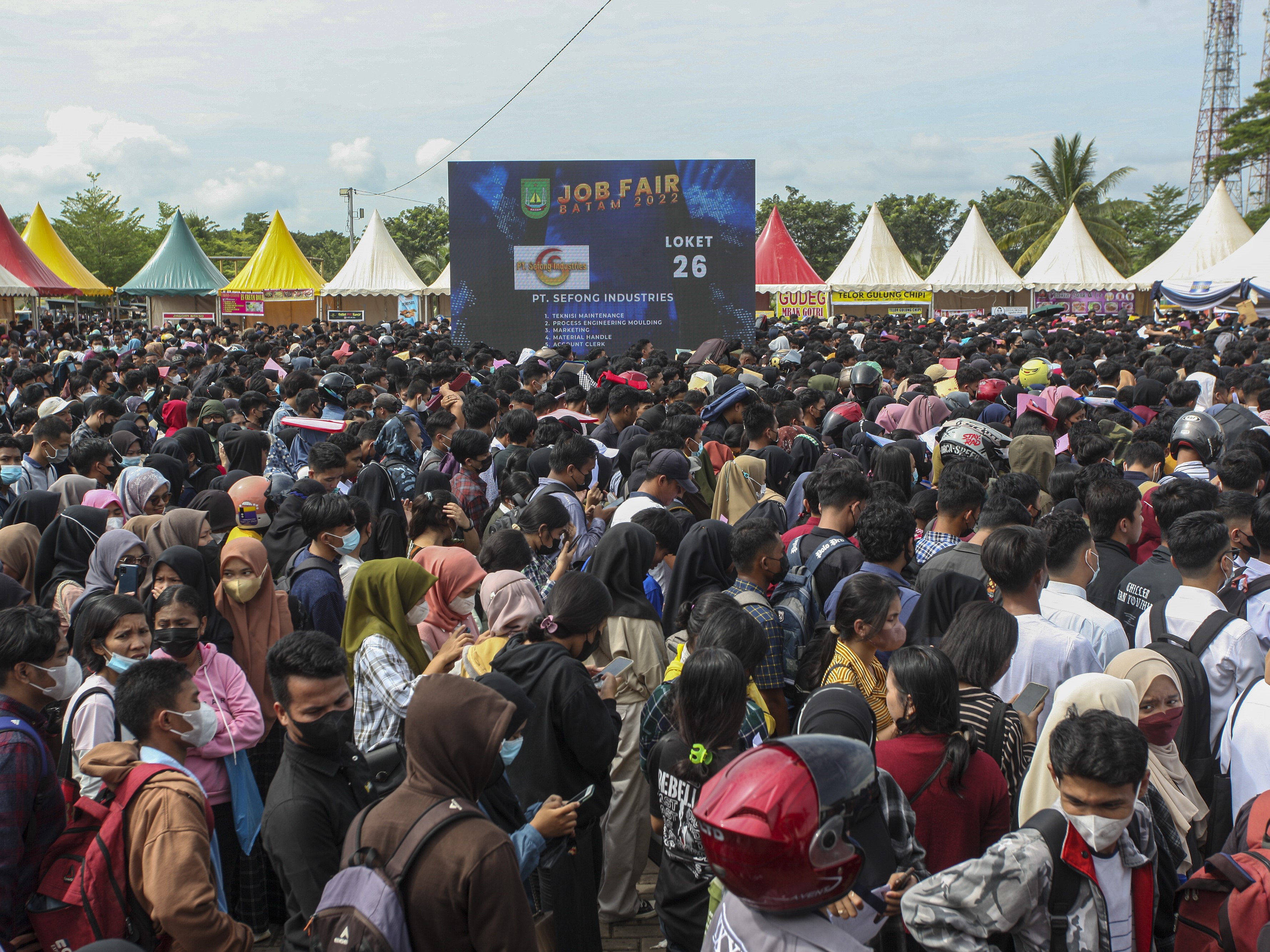 Ribuan pelamar kerja mengantre untuk dapat masuk ke dalam lokasi Bursa Kerja yang digelar Dinas Tenaga Kerja Kota Batam, Kepulauan Riau.