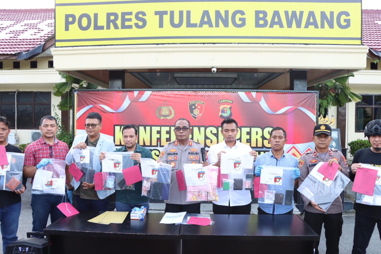 Kapolres Tulang Bawang AKB Hujra Soumena saat pengungkapan kasus tindak pidana UU ITE di Mapolres Tuba, Lampung, Selasa (15/11).