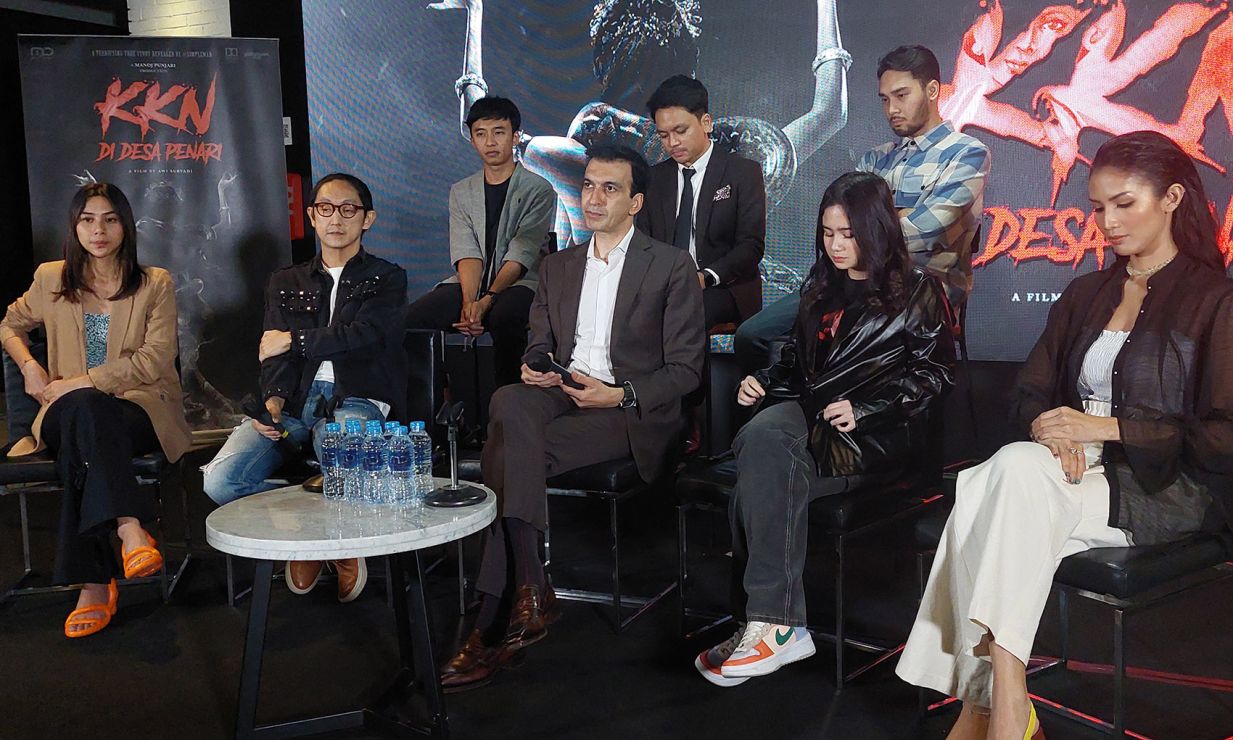 CEO MD Pictures sekaligus produser film KKN, Manoj Punjabi (tengah). 