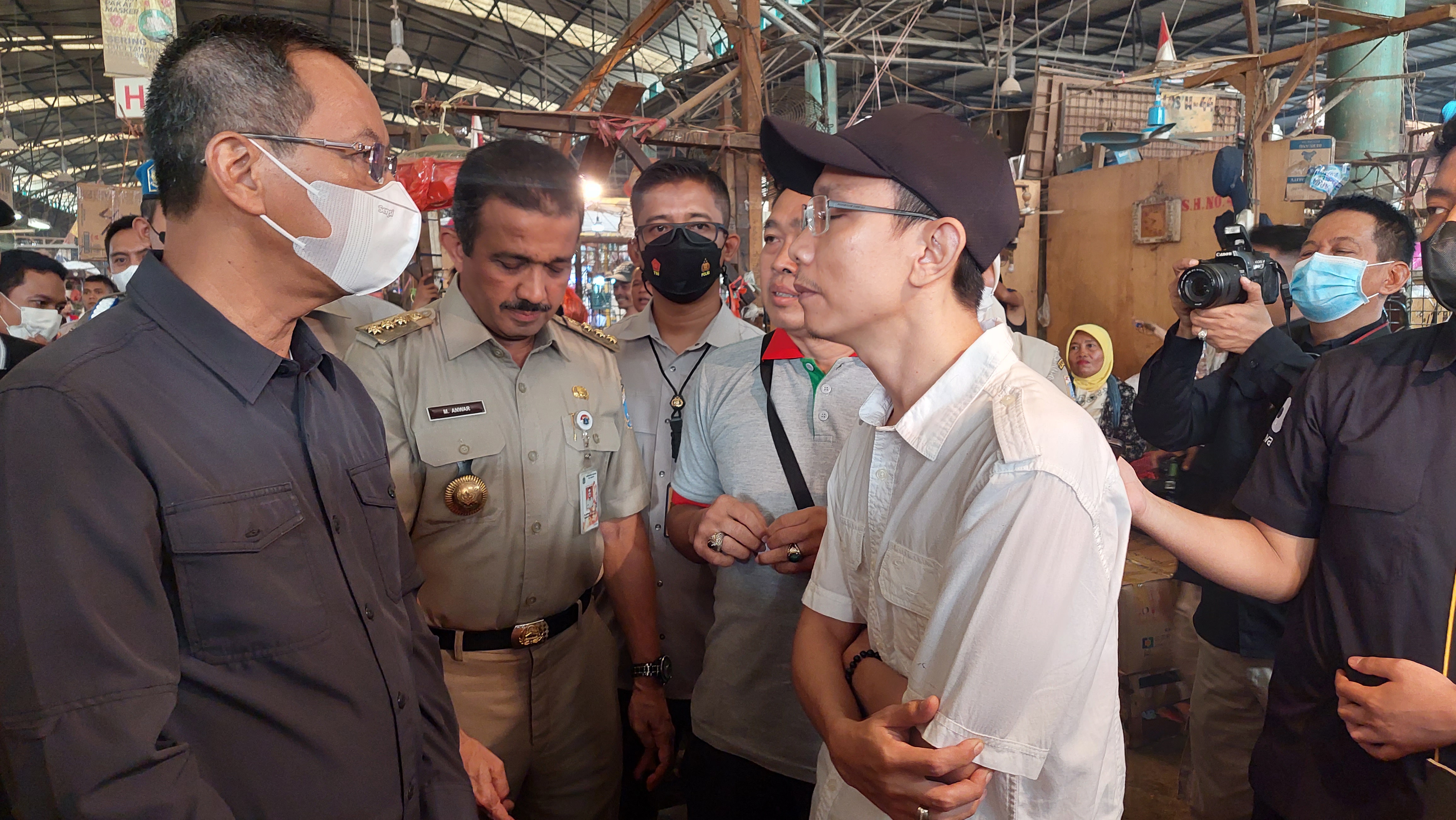 Pj Gubernur DKI Jakarta Heru Budi Hartono (kiri) melakukan sidak ke Pasar Induk Kramat Jati, Jakarta Timur.