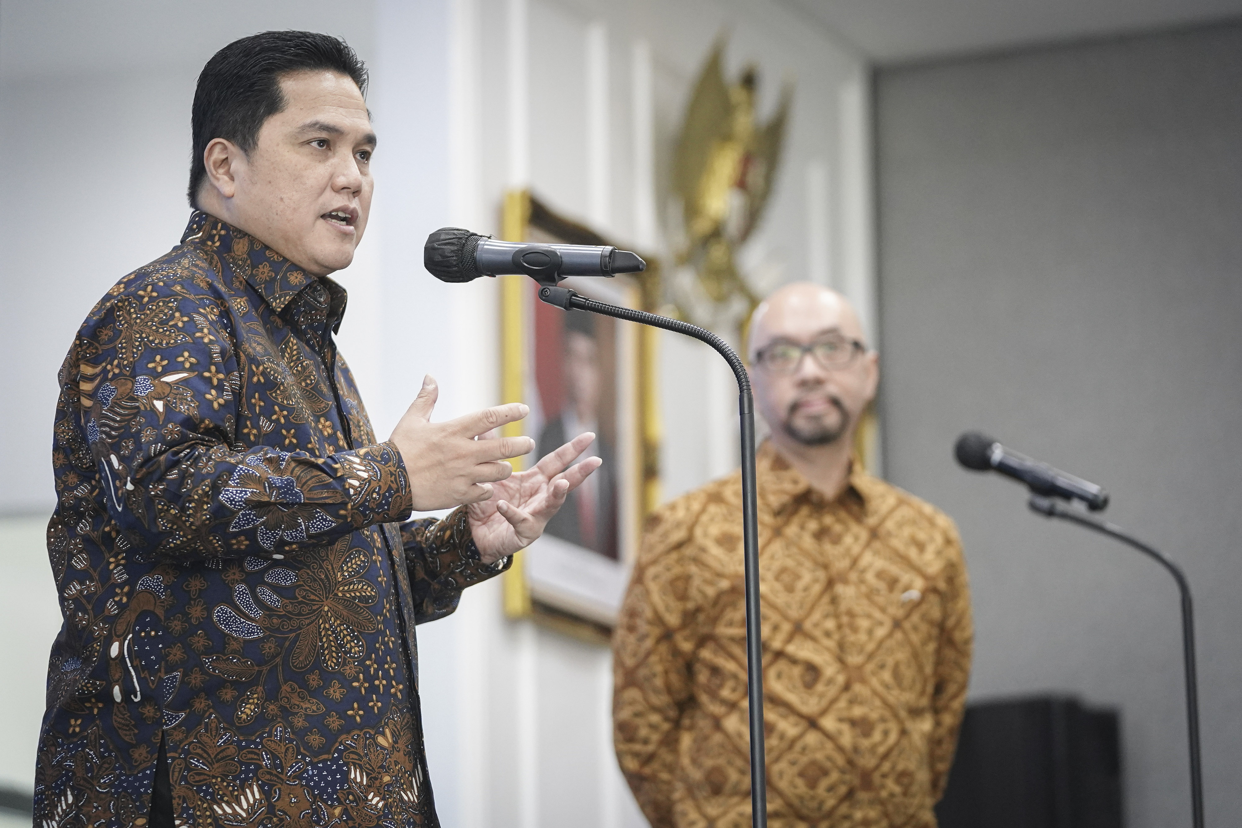 Menteri BUMN Erick Thohir (kiri)