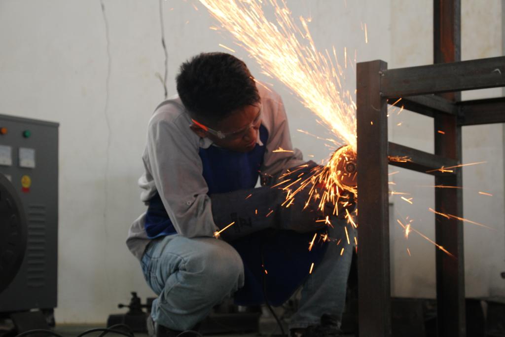 Ilustrasi.Salah seorang mahasiswa D1 tengah melakukan praktek.