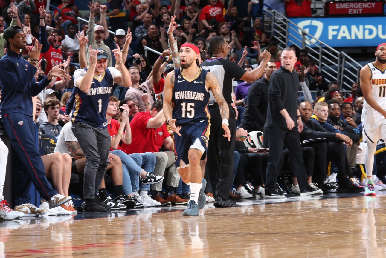 Pebasket New Orleans Pelicans Jose Alvarado melakukan selebrasi dalam laga NBA melawan Denver Nuggets.