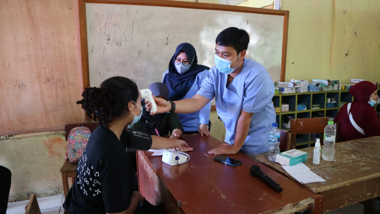  Solidaritas Erlangga (SOGA) memberikan pengobatan gratis di posko pengungsian SD Negeri Cipadang, Bangbayang, Kecamatan Gekbrong, Cianjur.