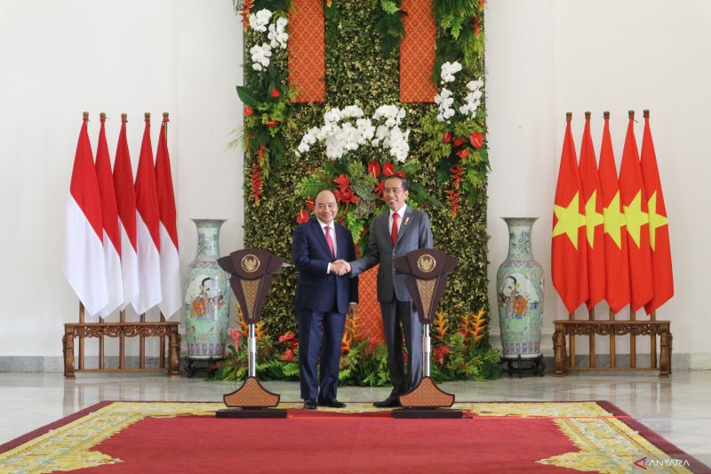 Presiden Joko Widodo (Jokowi) bersalaman dengan Presiden Republik Sosialis Vietnam Nguyễn Xuân Phúc