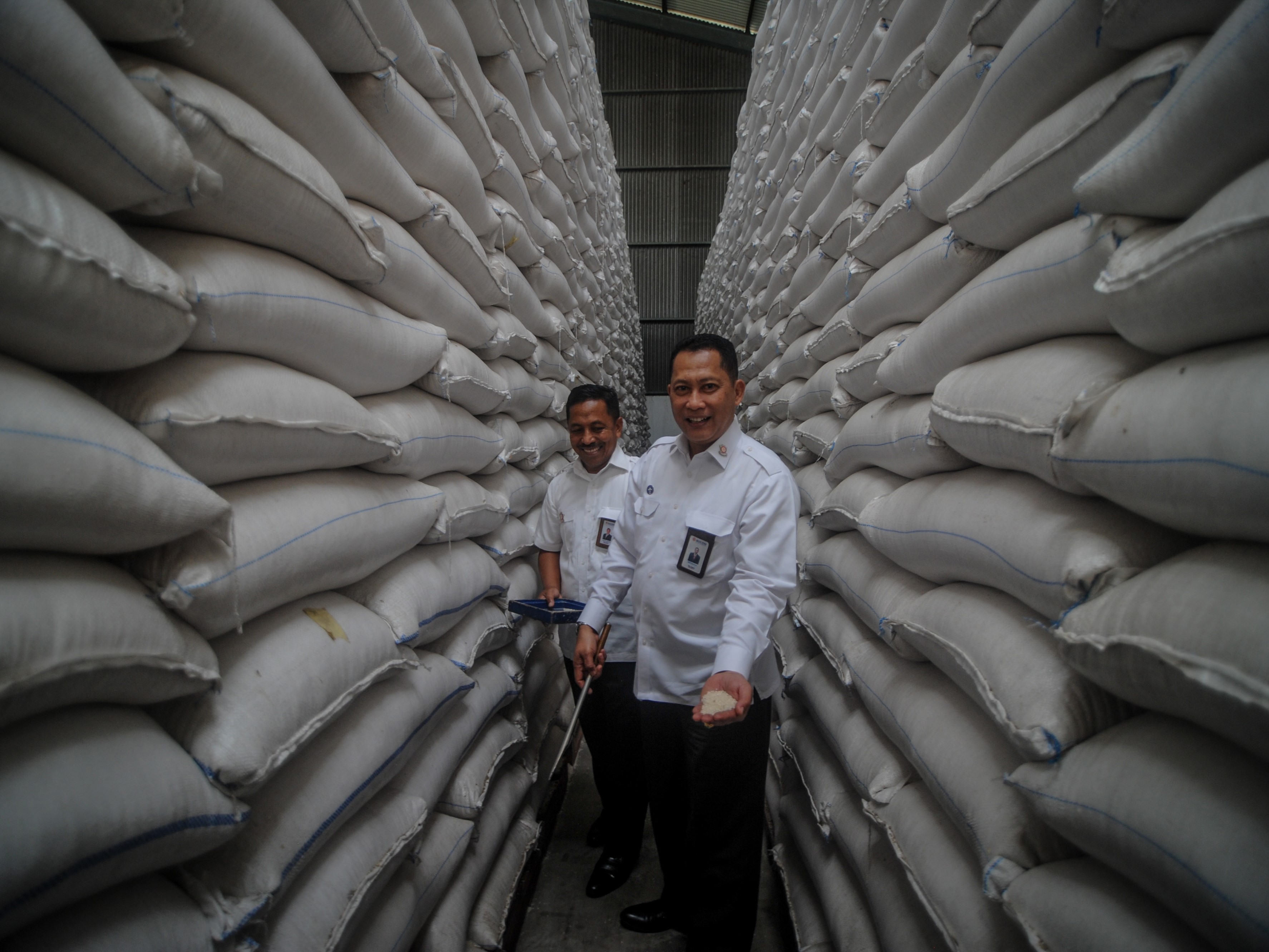 Dirut Perum Bulog Budi Waseso (kanan).