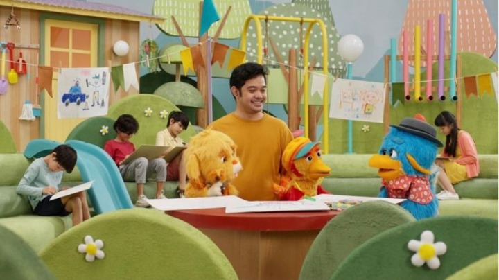 Ryan Adriandhy bersama sejumlah karakter DOMIKADO