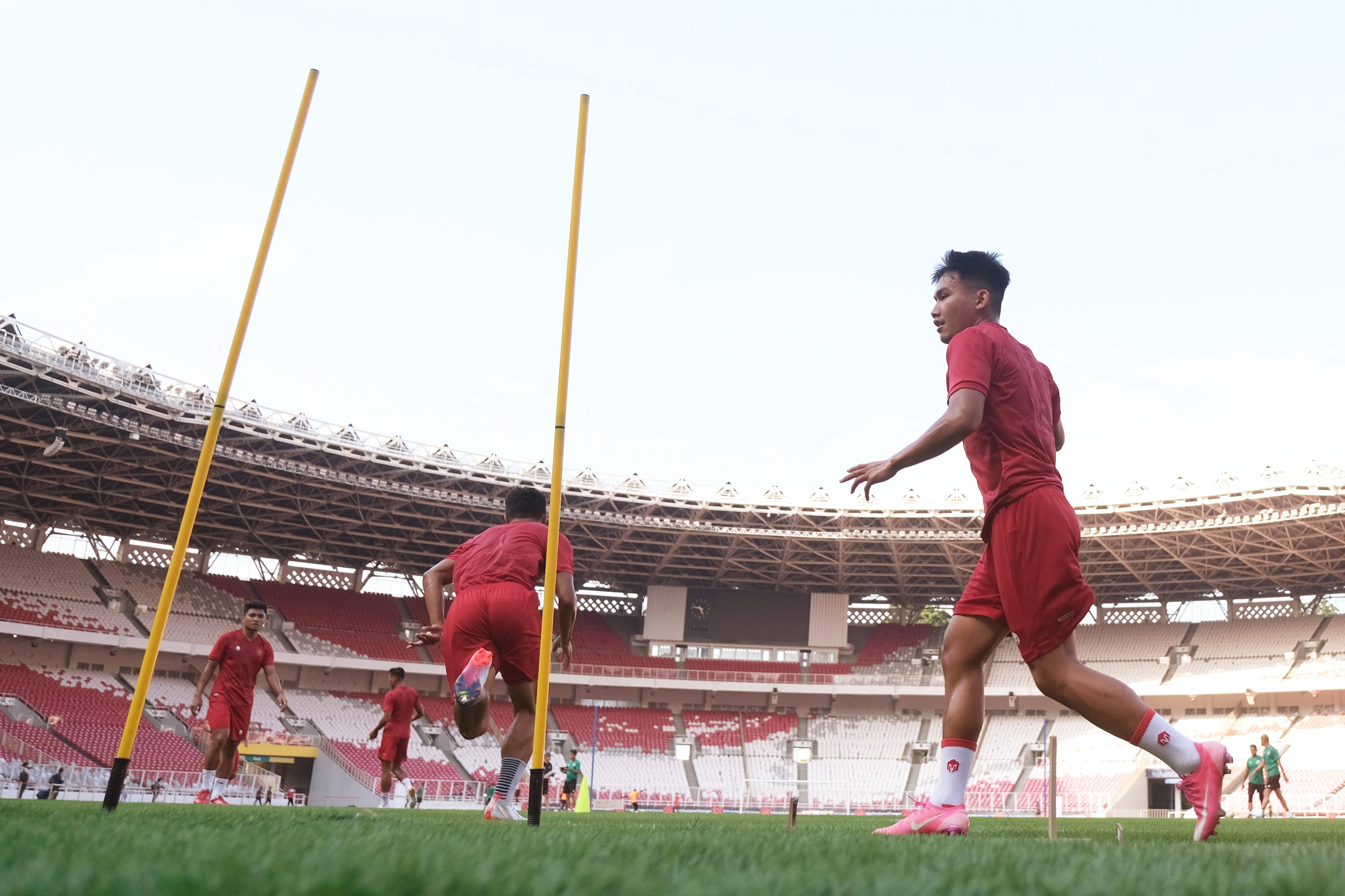 Pemain timnas Indonesia saat menjalani sesi latihan di Stadion GBK, Jakarta.