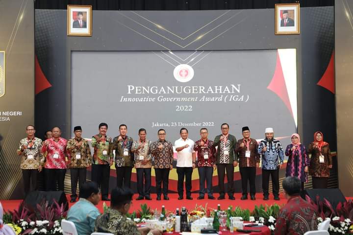 Bupati Nias Barat Khenoki Waruwu (keempat dari kiri) saat menerima penghargaan di acara Penganugerahan IGA 2022, Jum’at (23/12).