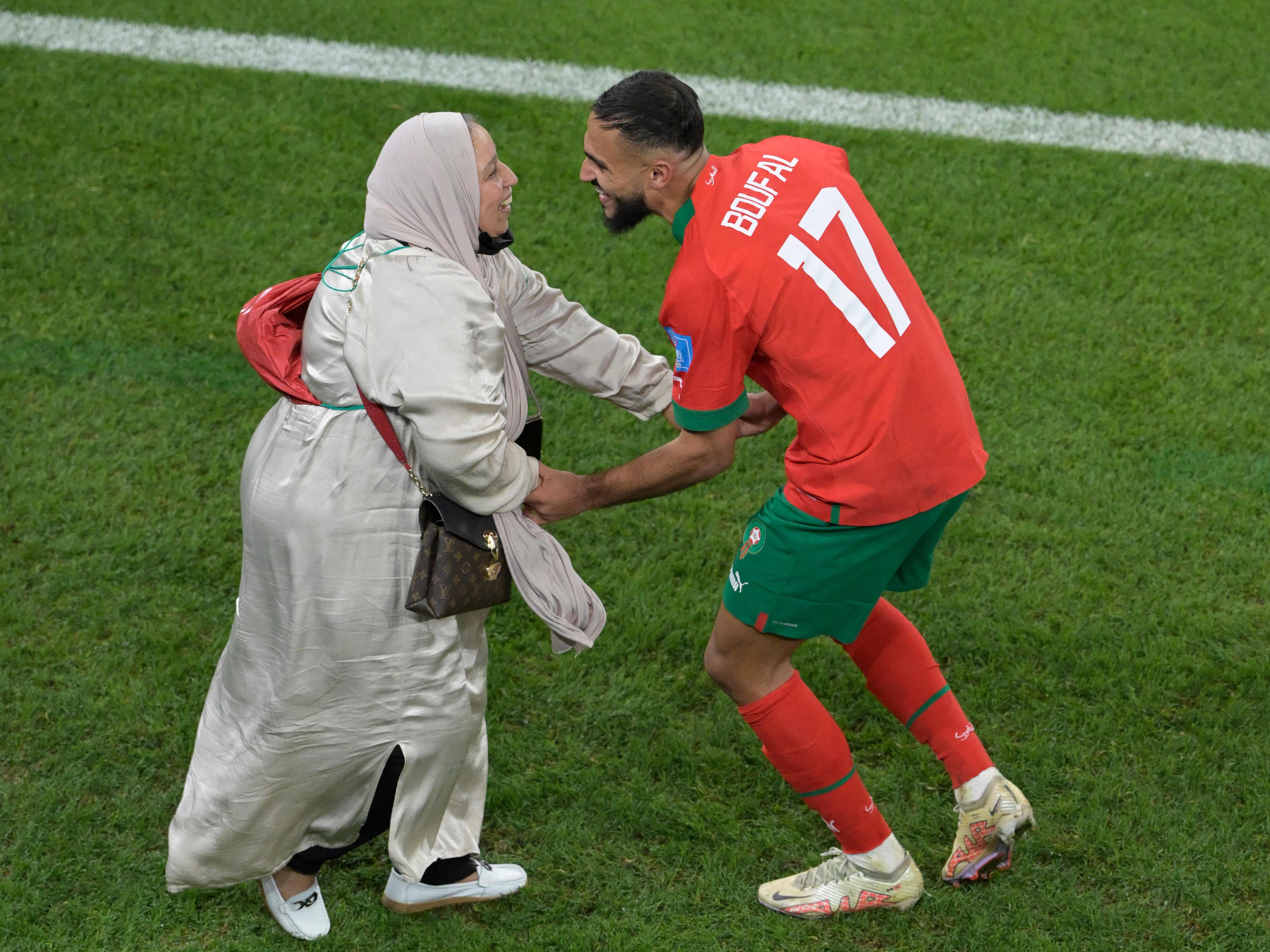 Gelandang Maroko Sofiane Boufal merayakan bersama ibunya setelah lolos ke babak berikutnya dengan mengalahkan Portugal 1-0.