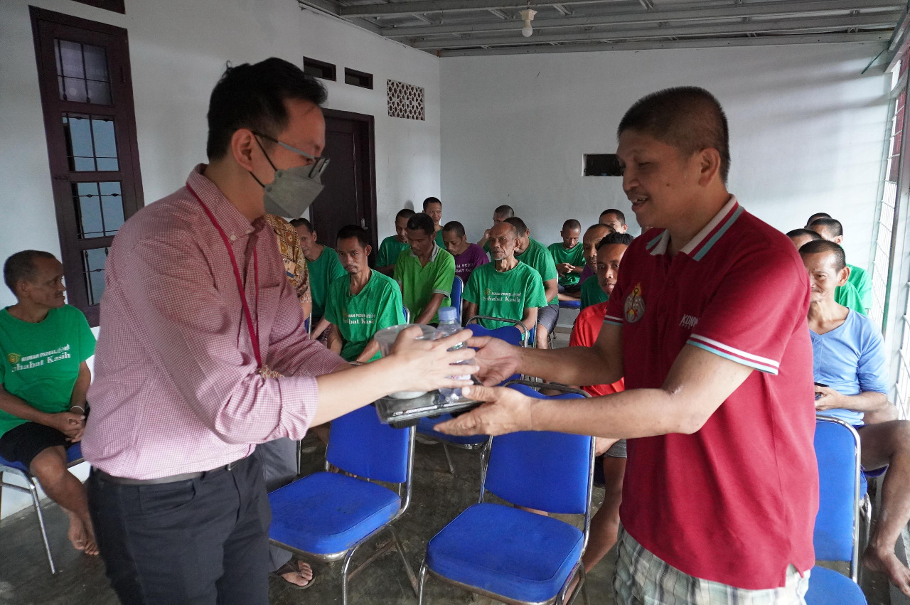 Aeon Mall BSD City berbagi kebahagiaan bersama penghuni Yayasan Kemah Peduli Sahabat Kasih dalam program CSR.