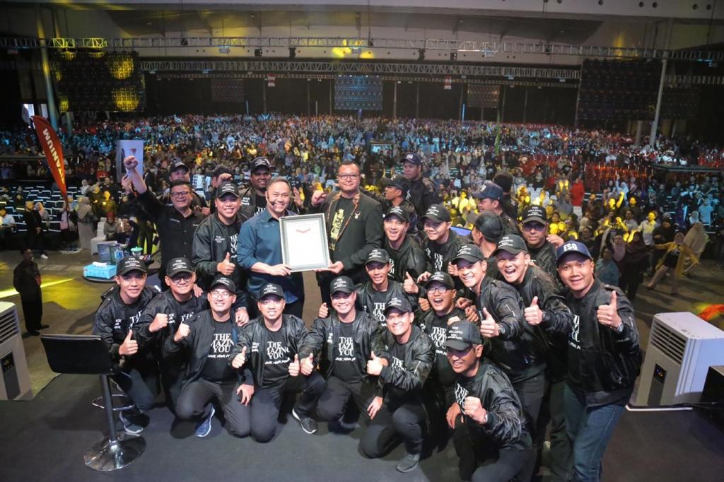 Para peserta training ESQ berfoto bersama.