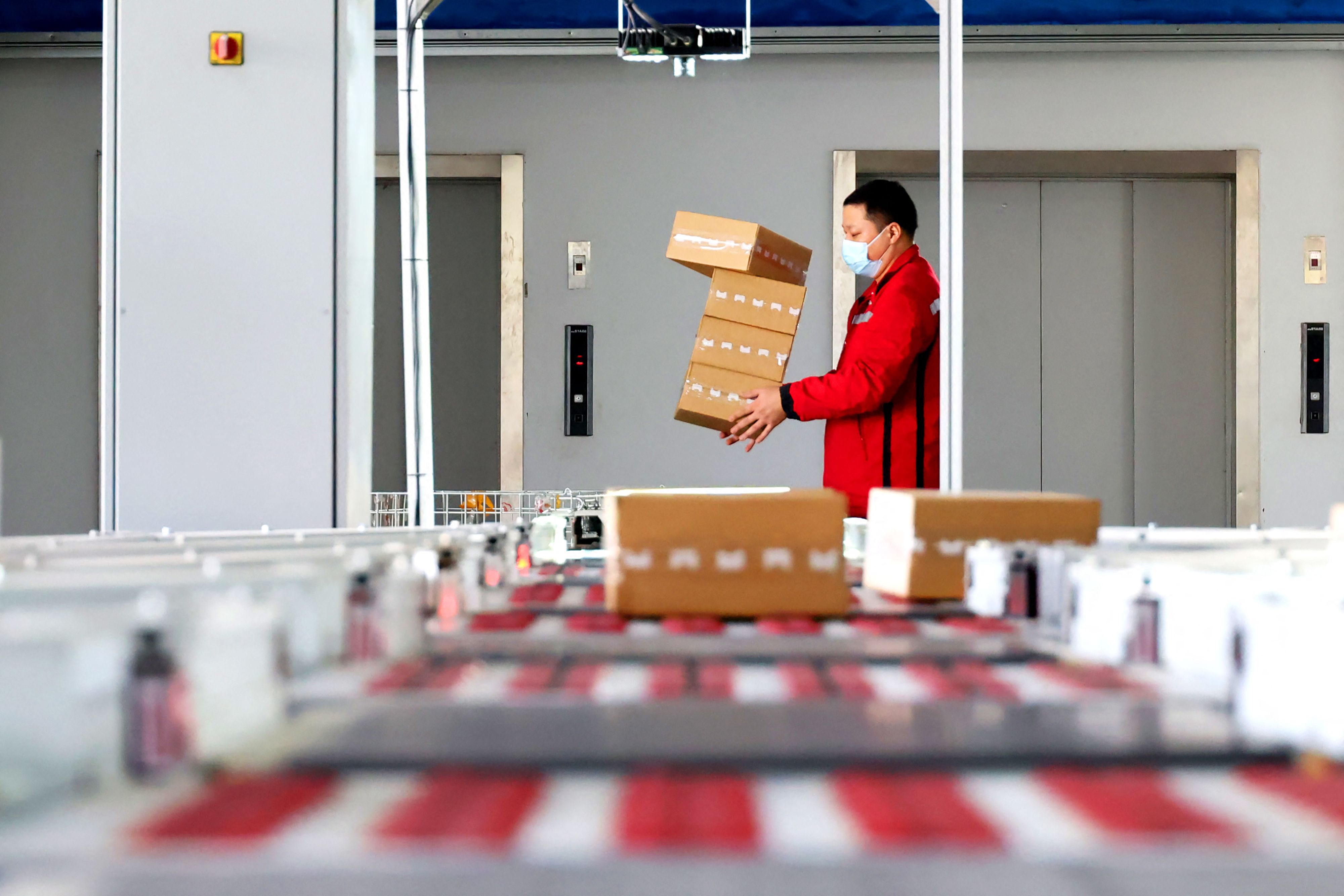 Pekerja di salah satu pusat industri Tiongkok