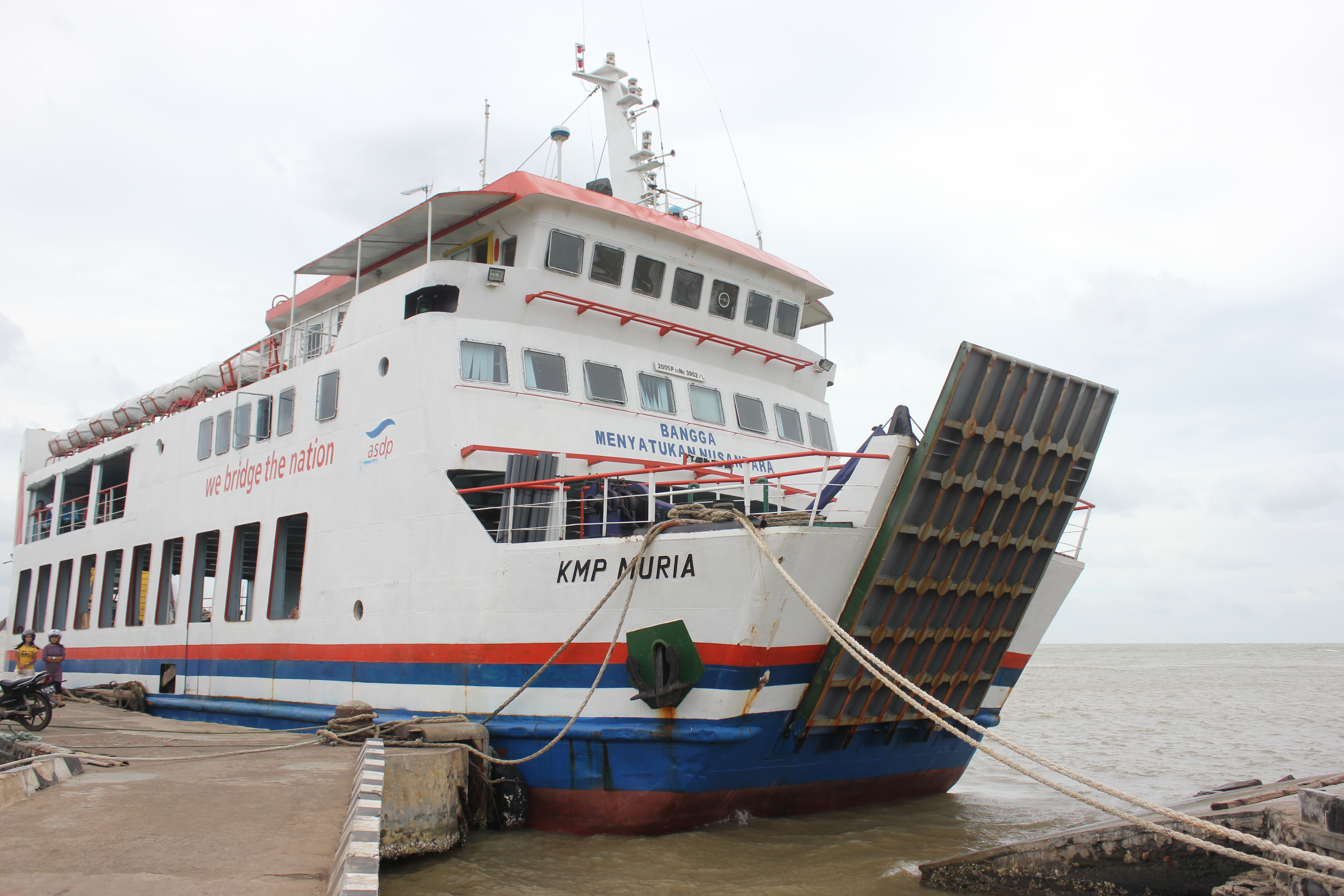 KM Muria dengan tujuan Jepara-Karimunjawa, Jawa Tengah, dilarang berlayar karena cuaca ekstrem mengakibatkan ratusan wisatawan tertahan di s