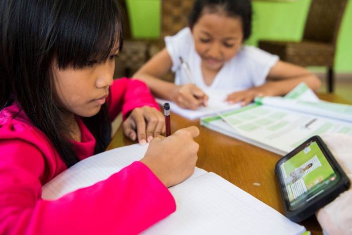 Siswa menjalani pembelajaran jarak jauh atau daring melalui smartphone di masa pandemi.