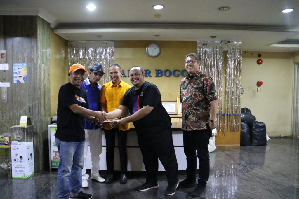 DPRD Kota Bogor menyalurkan bantuan gempa Cianjur melalui PWI Kota Bogor (PWI PEKA) dan Gerakan Anak Negeri (GAN) Radar Bogor.