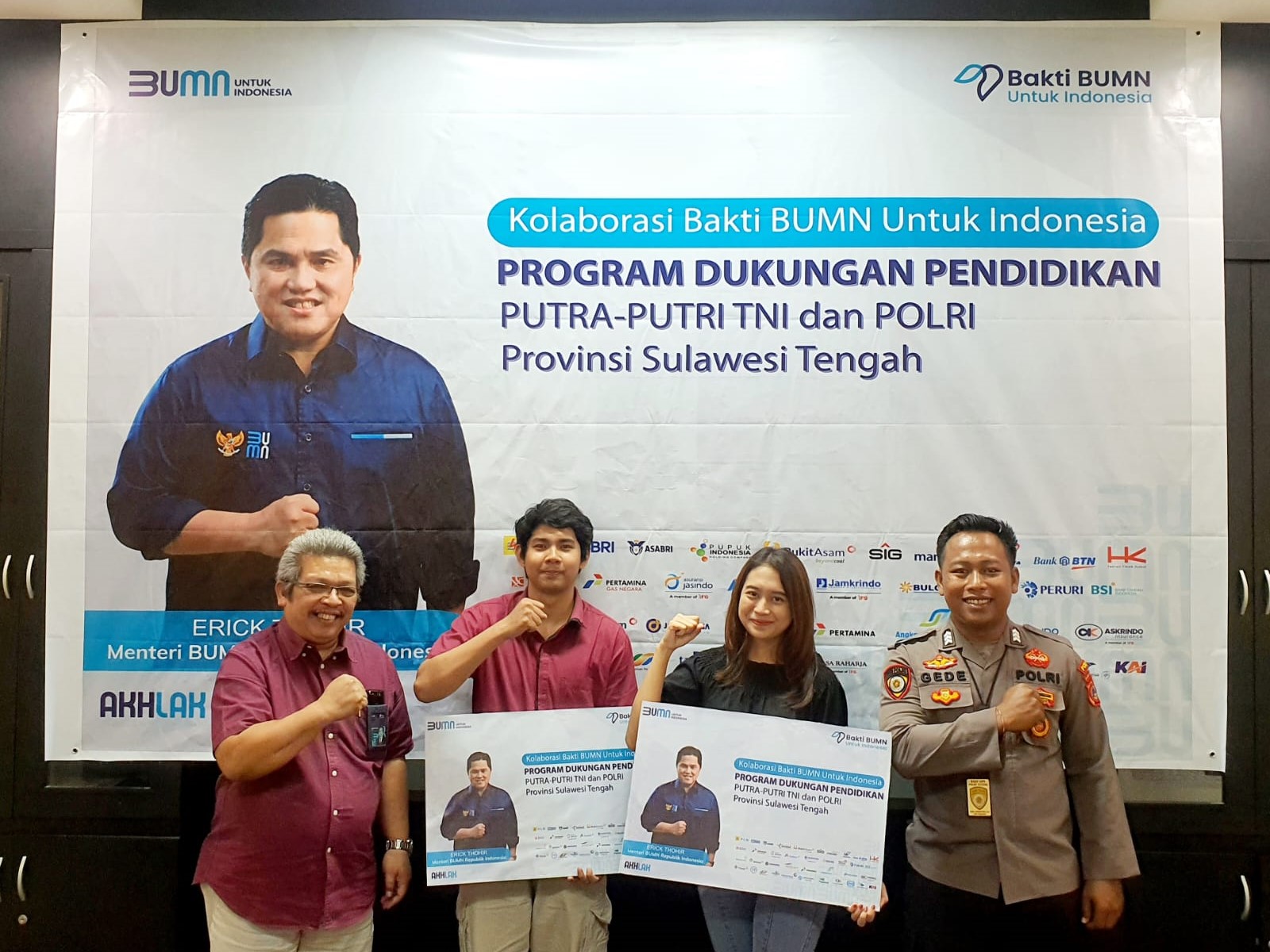 Bantuan diberikan dalam bentuk tabungan pendidikan kepada sembilan mahasiswa. Masing-masing memperoleh tabungan pendidikan sebesar Rp5 juta.