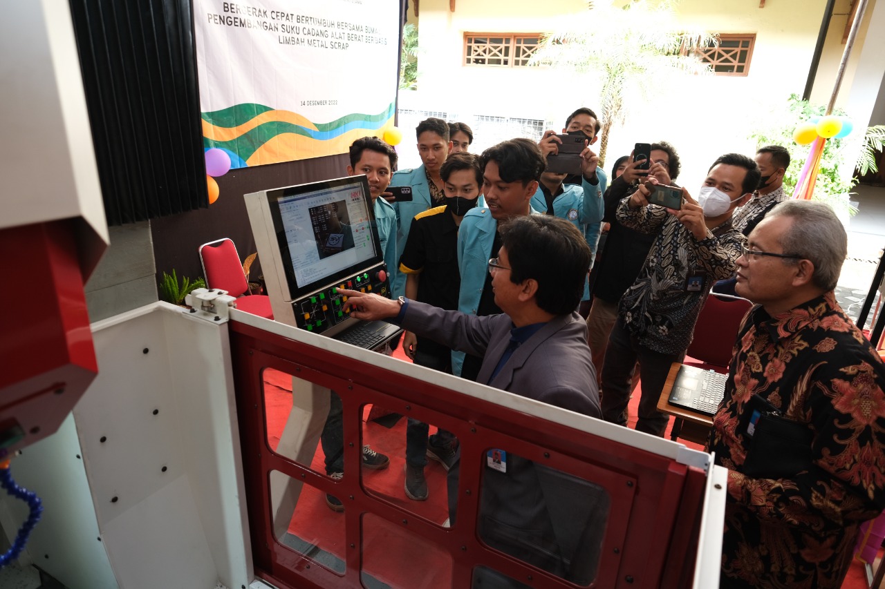 UNS Surakarta berhasil melaunching 2 produk inovatif berupa Mesin Milling Computer Numerical Control (CNC) Double Column 3 Axis dan Tooth B