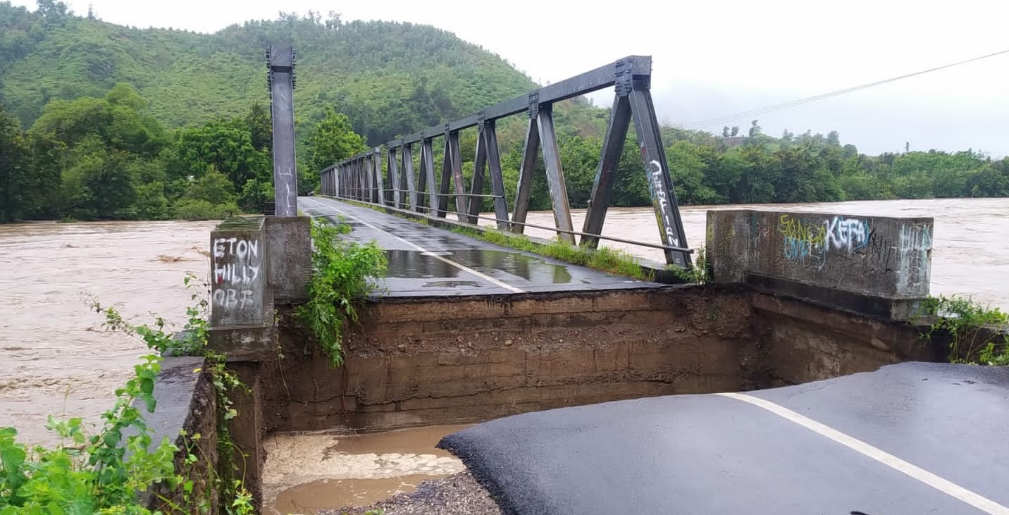 Oprit Jembatan Kapsali di Desa Manubelon, Kecamatan Amfoang Barat Daya, Kabupaten Kupang, Nusa Tenggara Timur ambles akibat banjir.