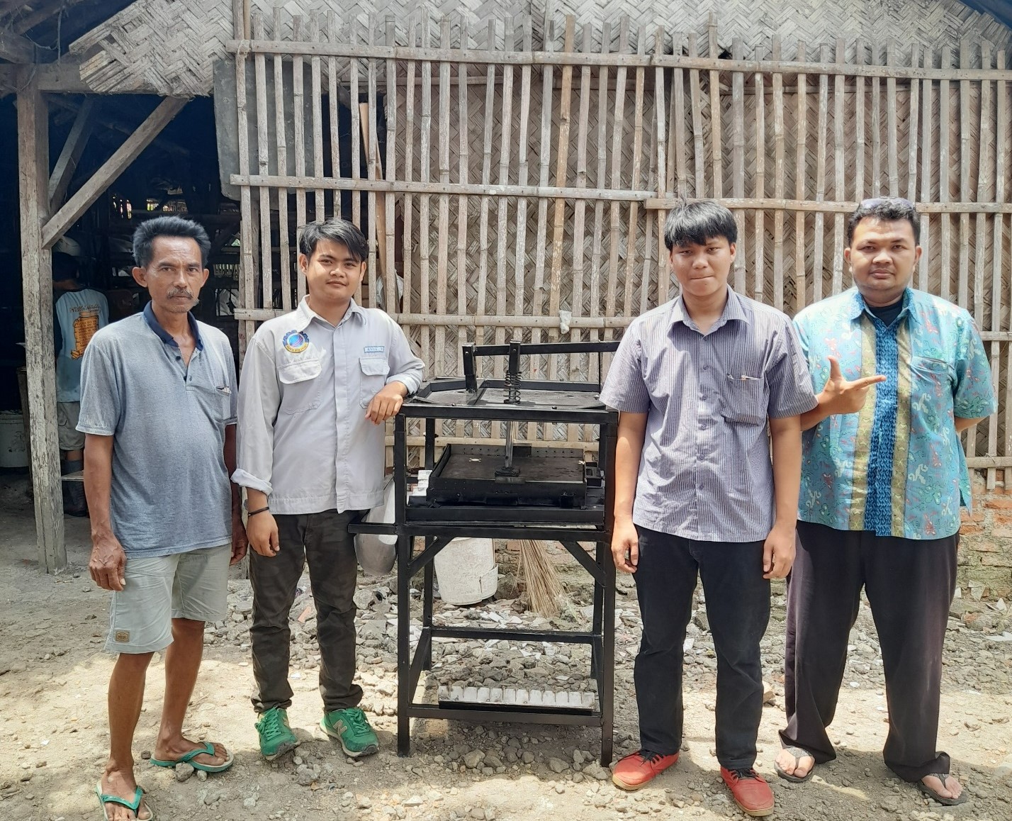 Penyerahan mesin Sistem Electro Pneumatic untuk Press Tahu