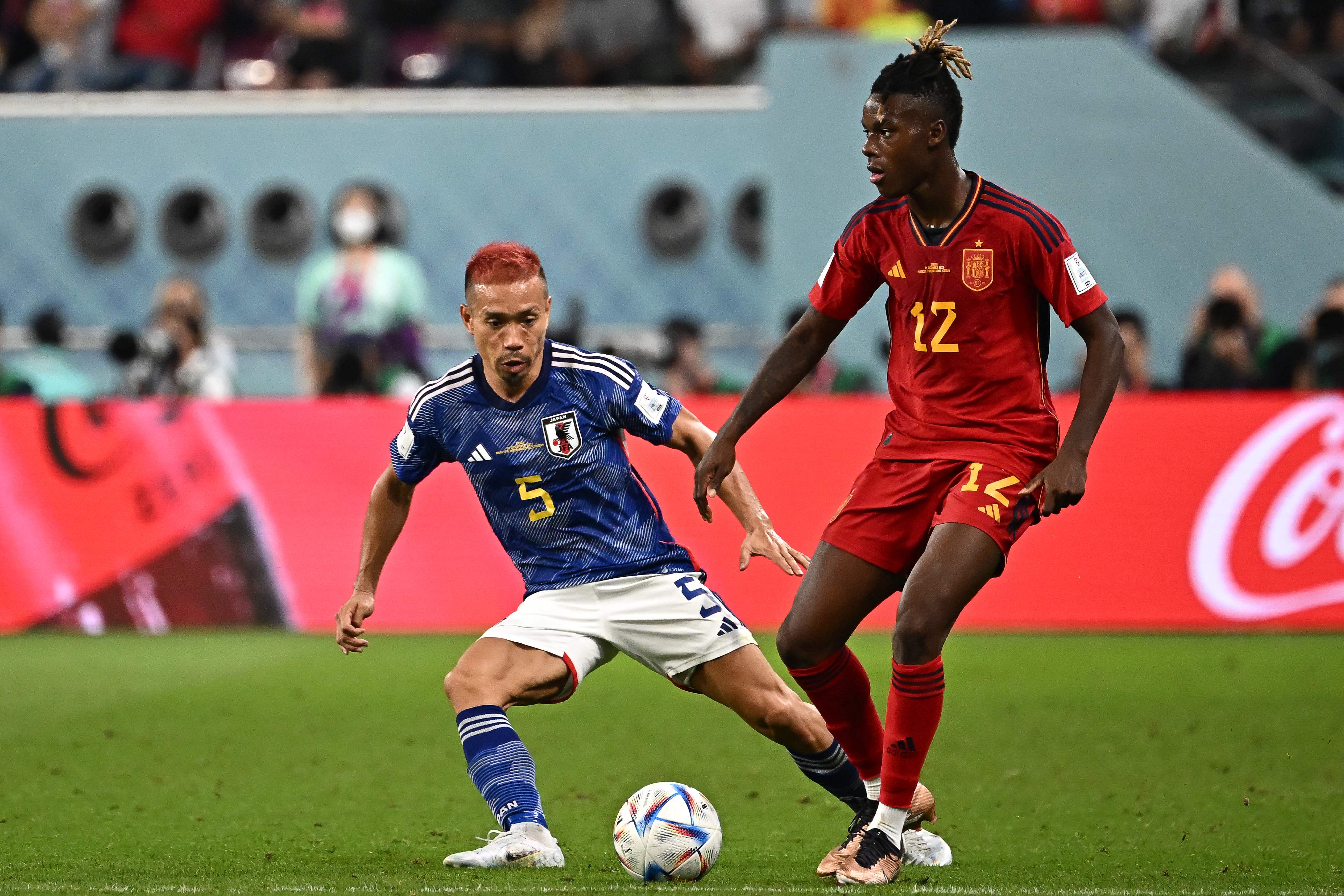 Bek Jepang Yuto Nagatomo (kiri) di laga Piala Dunia 2022 melawan Spanyol