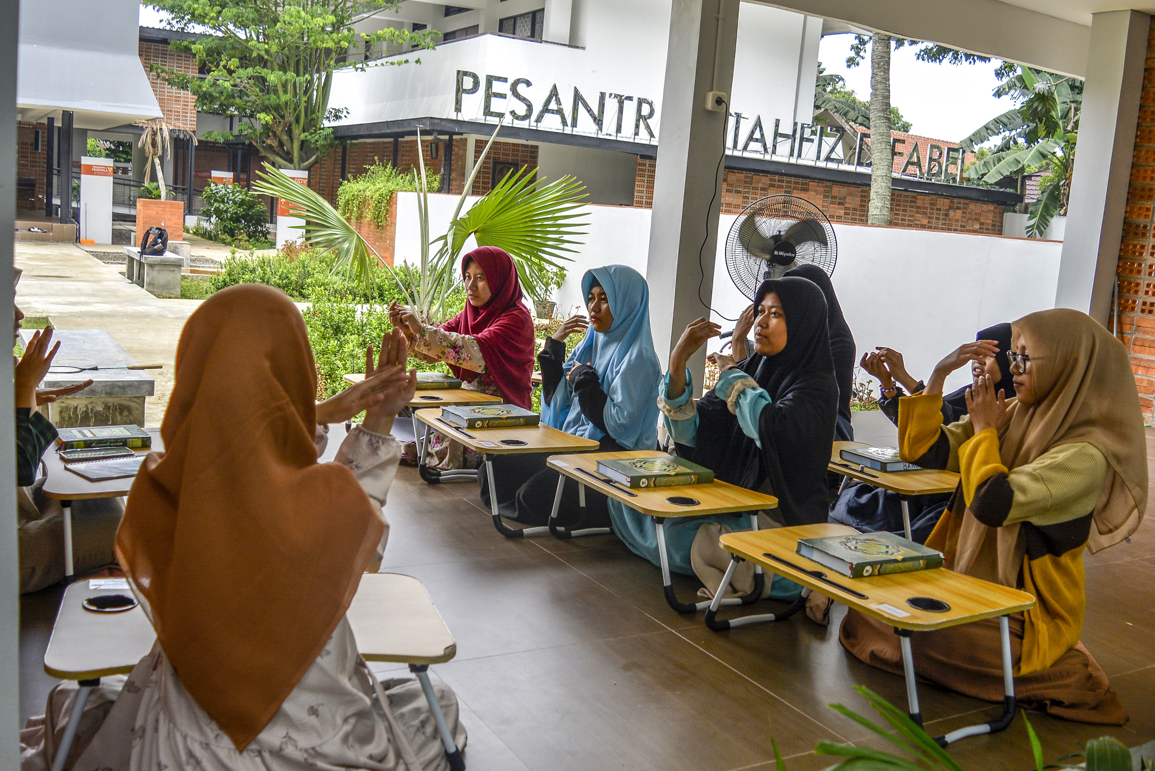 Sejumlah santriwati tunarungu menghafal Al Quran menggunakan bahasa isyarat di Pondok Pesantren Tahfiz Difabel, Lebak Bulus, Jakarta.