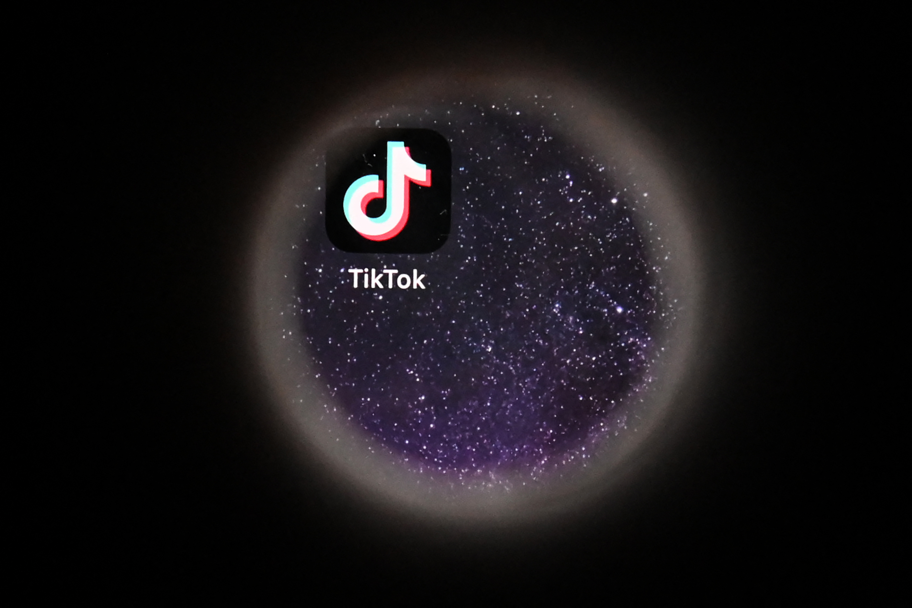 Logo Tiktok terlihat di sebuah layar ponsel