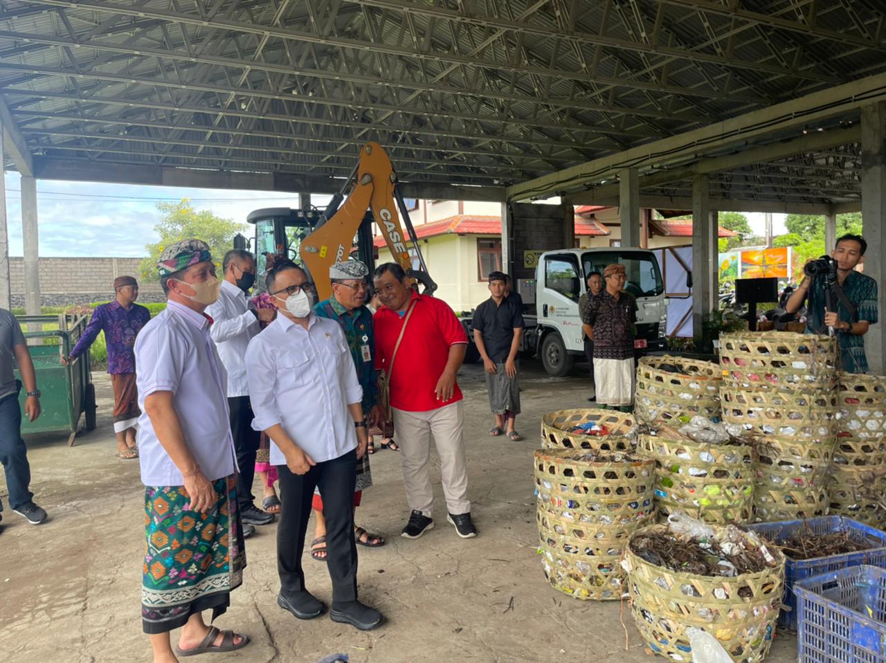 Menpan-RB Abdullah Azwar Anas berkunjung ke Klungkung meninjau pengelolaan sampah