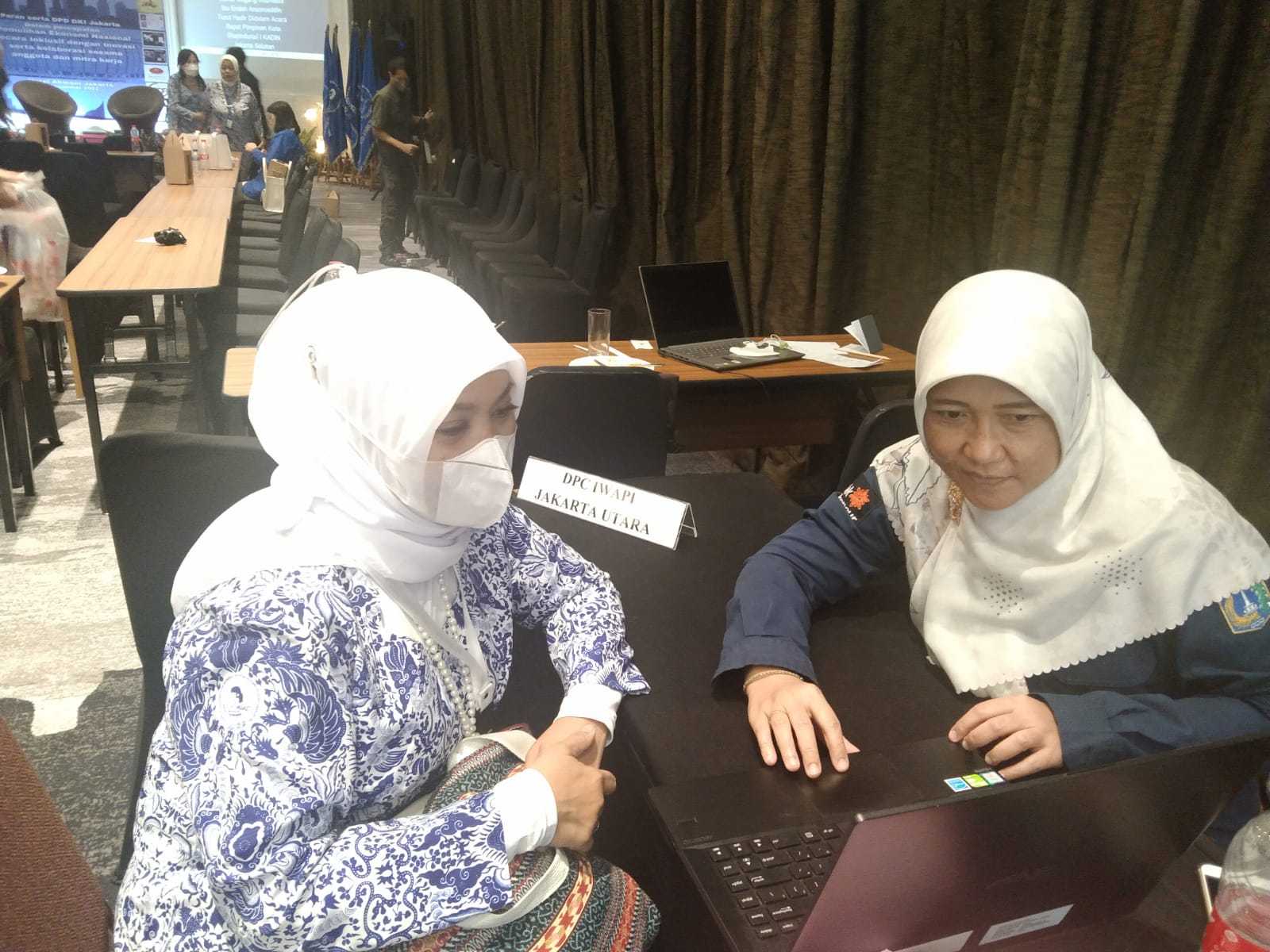 Para perempuan pengusaha dipertemukan dengan para pendamping JakPreneur dalam Rakerda IWAPI 2022.