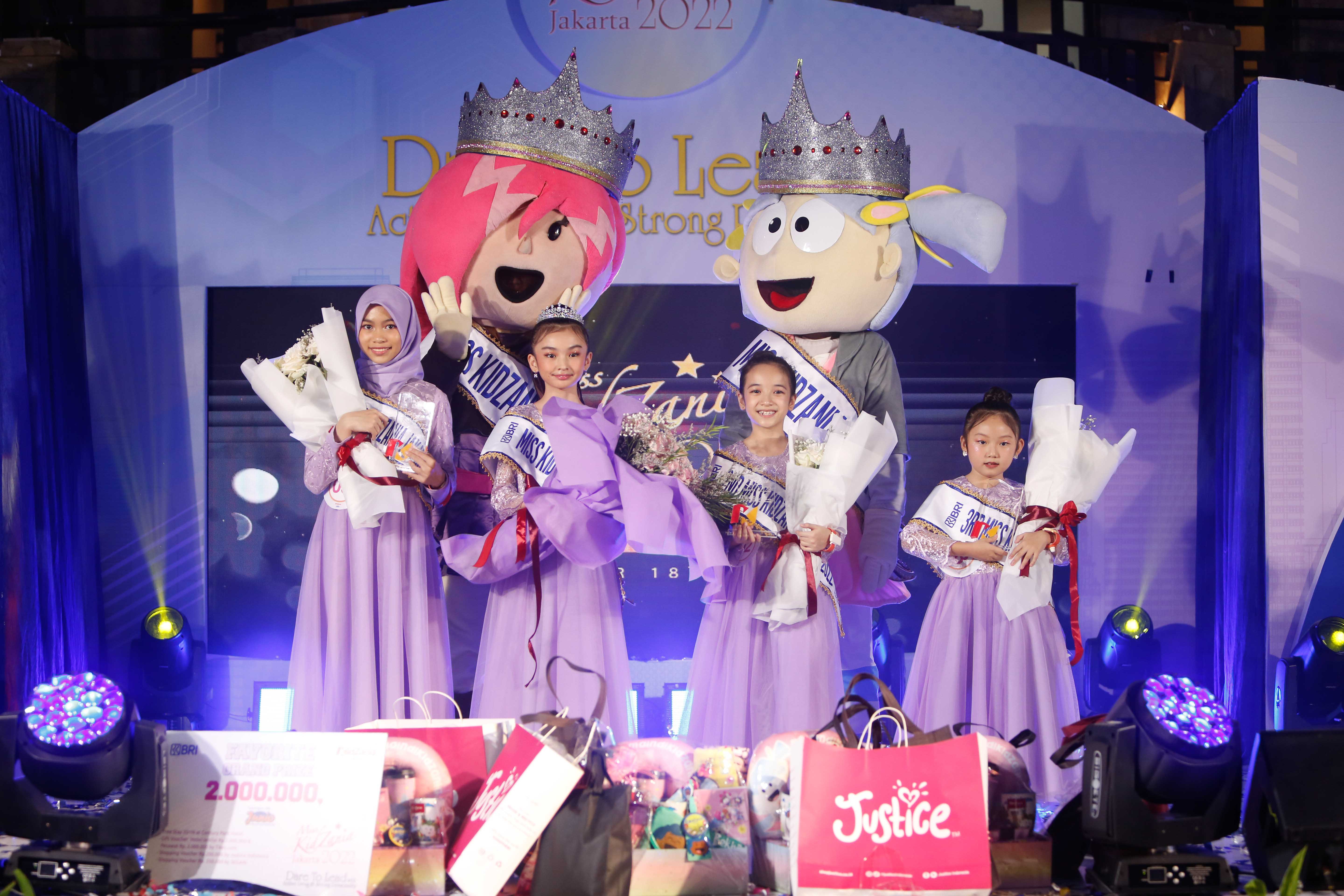 Evolette Alexandra (kedua dari kiri)  terpilih sebagai runner up dalam ajang Miss KidZania Jakarta 2022.