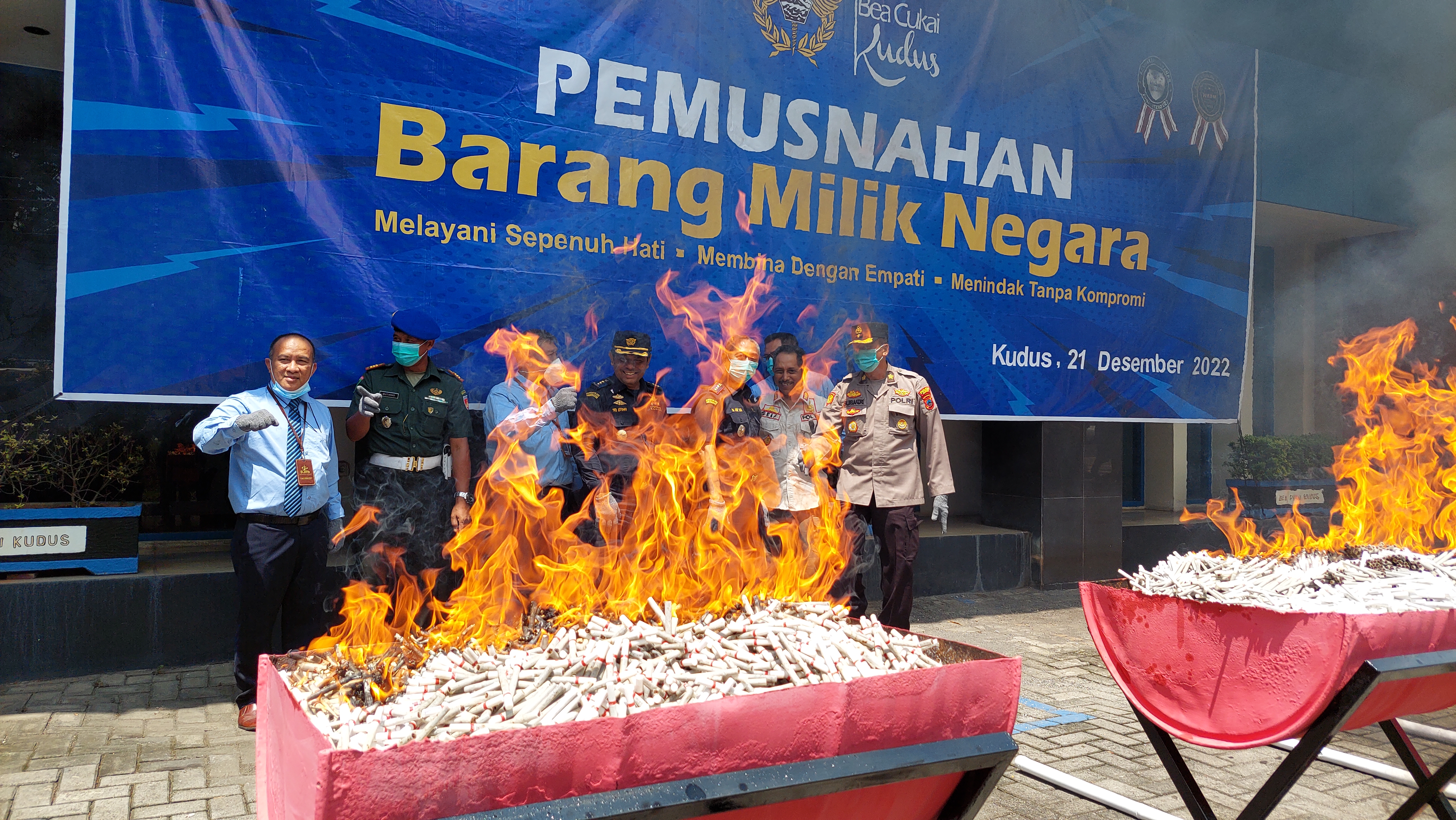 Pemusnahan rokok ilegal oleh Kantor Bea Cukai Kudus, Jawa Tengah, Rabu (21/12).