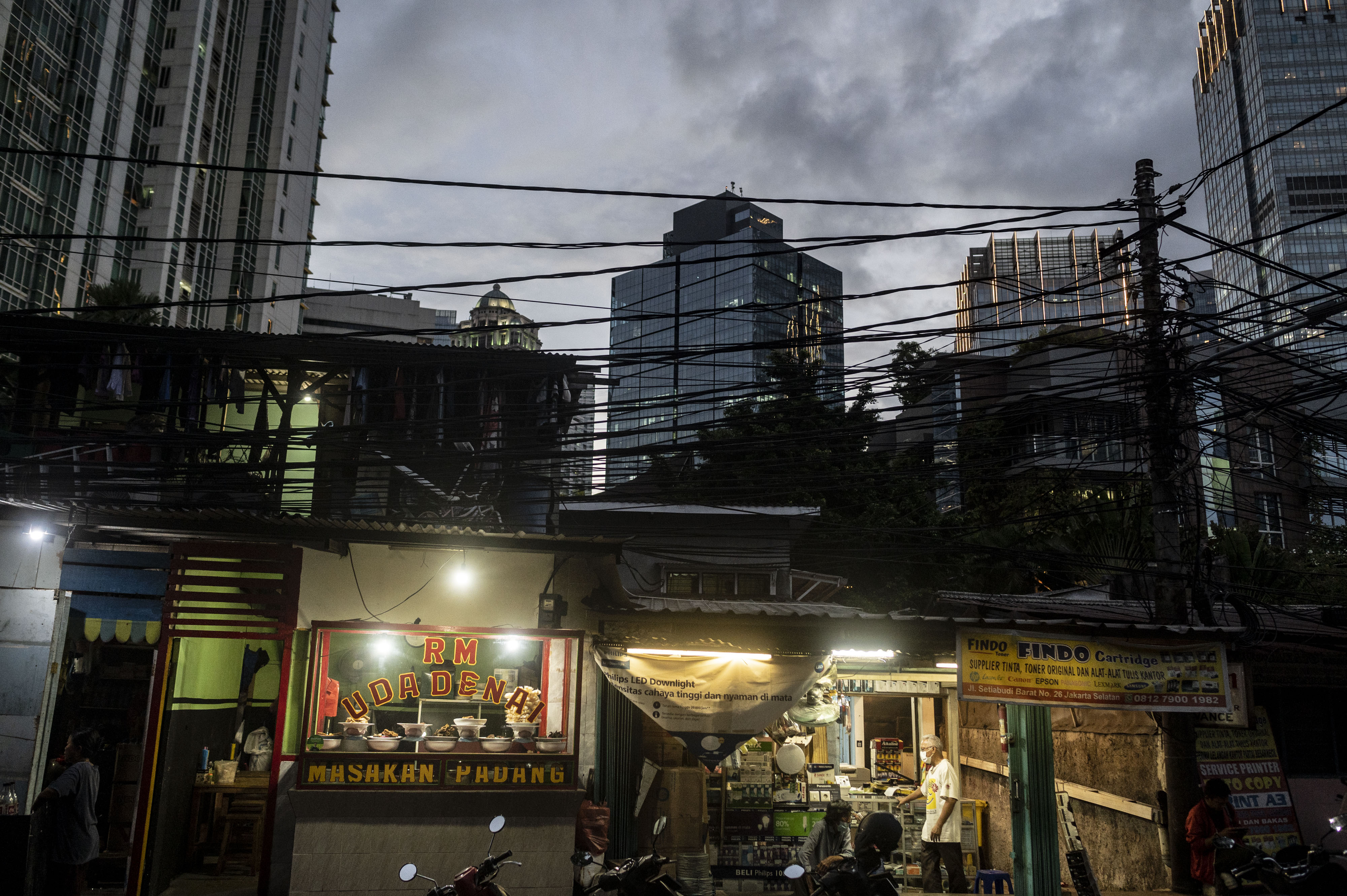 Sejumlah toko di kawasan Setiabudi, Jakarta