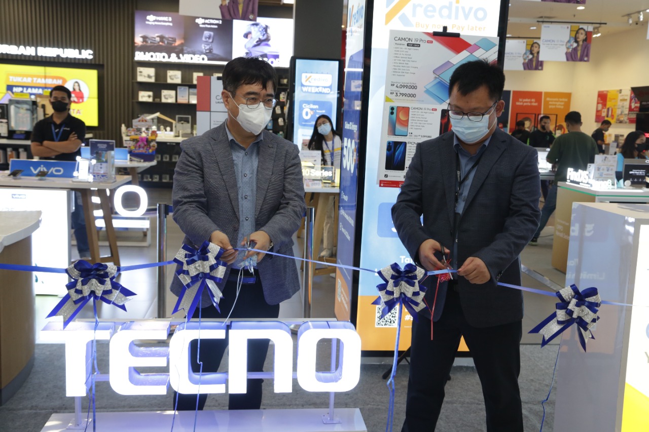 Tecno dan Erajaya Digital meresmikan kerja sama dengan pengguntingan pita yang digelar di gerai Erafone Bintaro Jaya Xchange Mall, Tangsel.