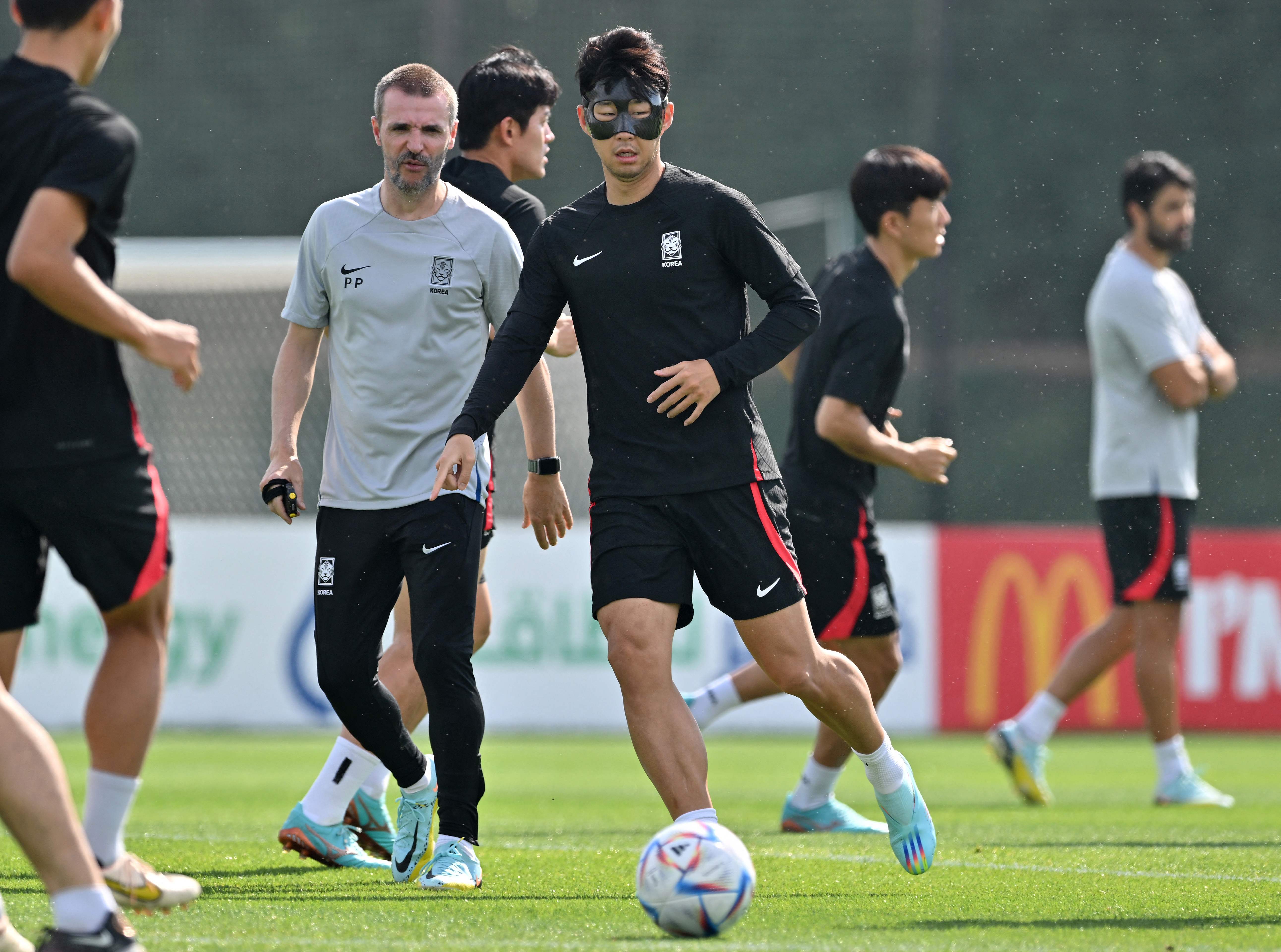 Para pemain korea selatan tengah melakukan latihan di  Pusat Latihan Al Egla Doha, Qatar.