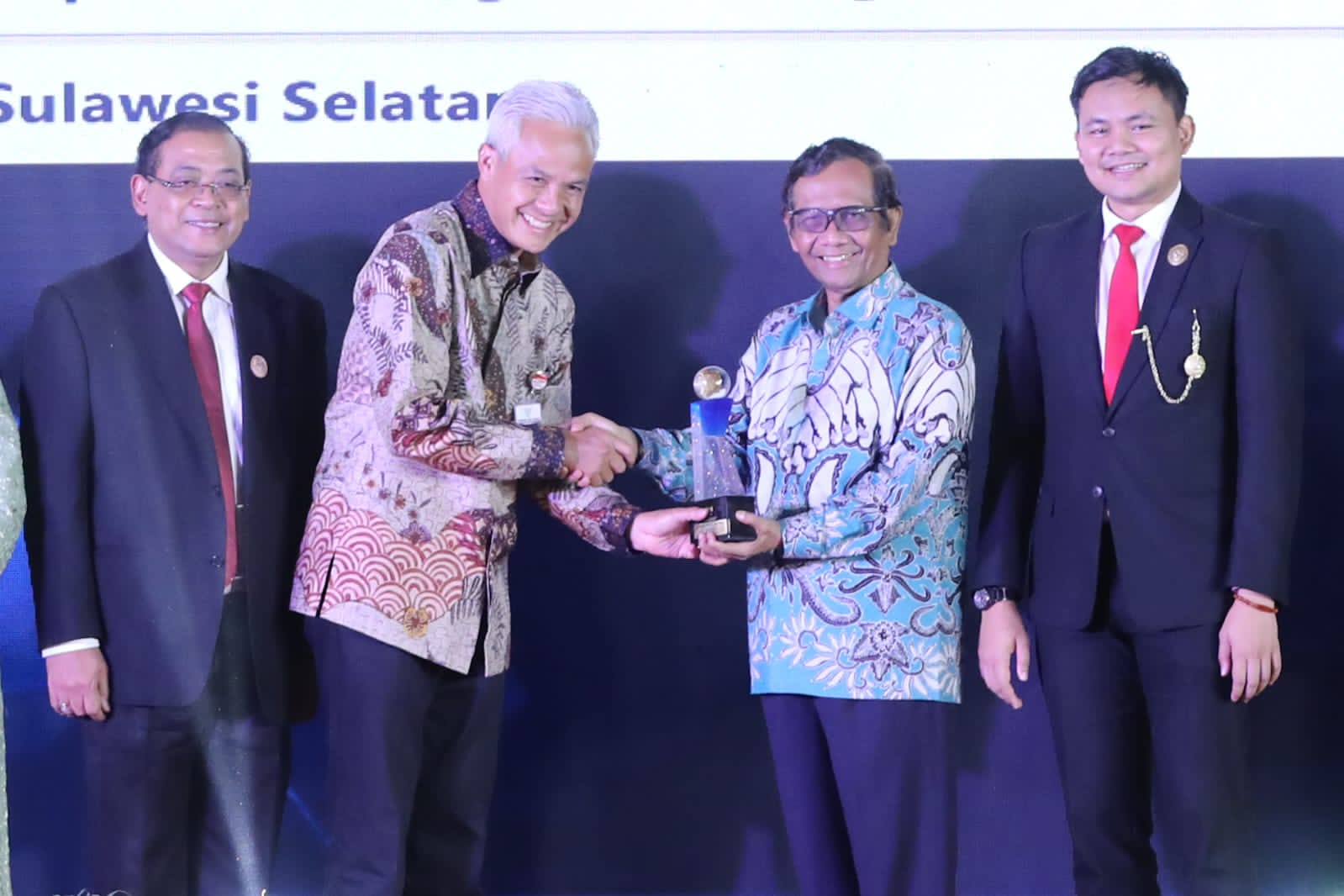 Ganjar menerima penghargaan dari Komisi Informasi (KI) Pusat dan diserahkan langsung oleh Menko Polhukam Mahfud MD.