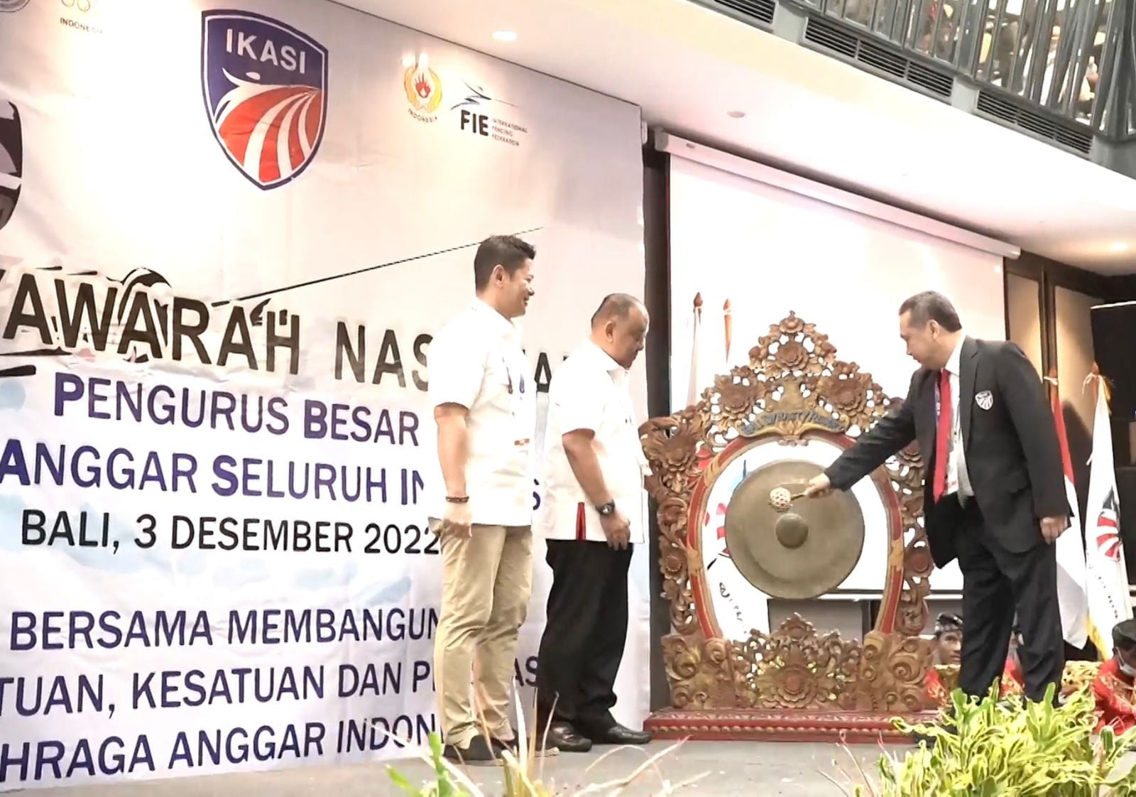 Ketua KONI, Marciano Norman (kanan) secara resmi membuka pelaksanaan Munas PB IKASI di Bali.