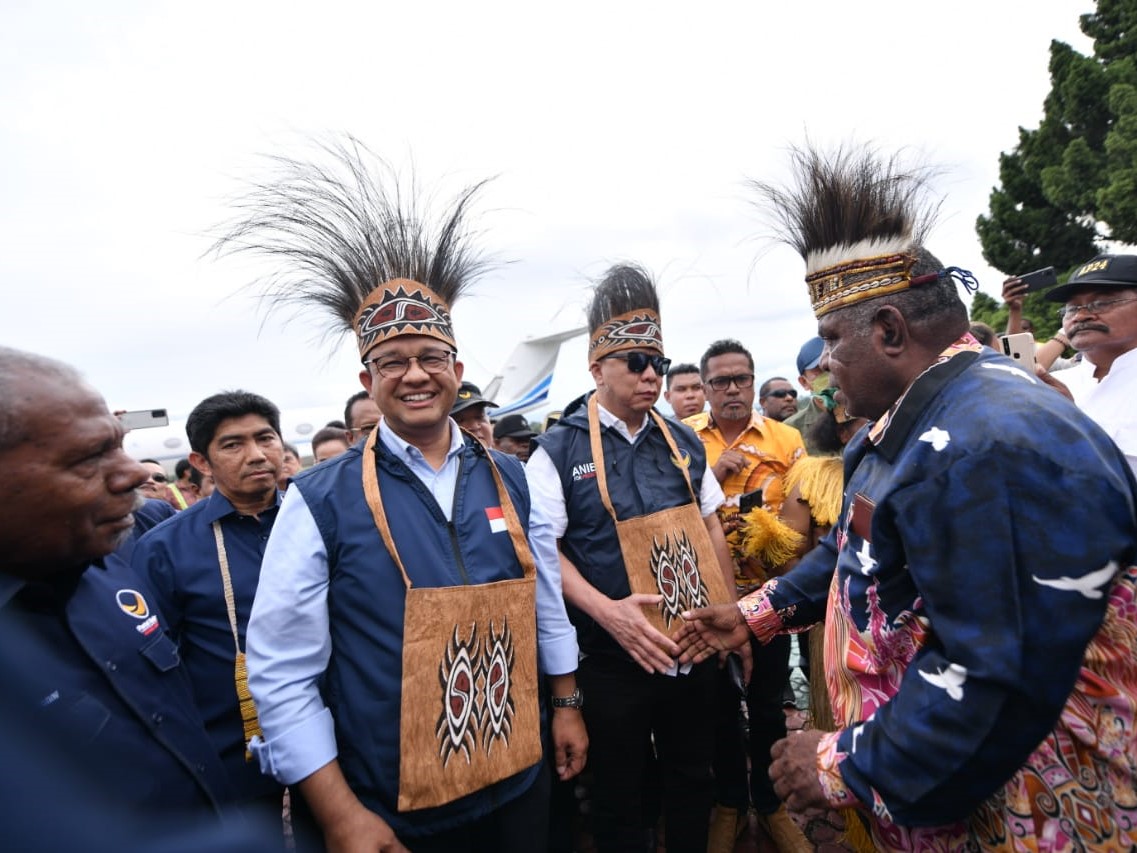 Anies Baswedan dipakaikan mahkota adat masyarakat Papua serta dikalungkan noken.
