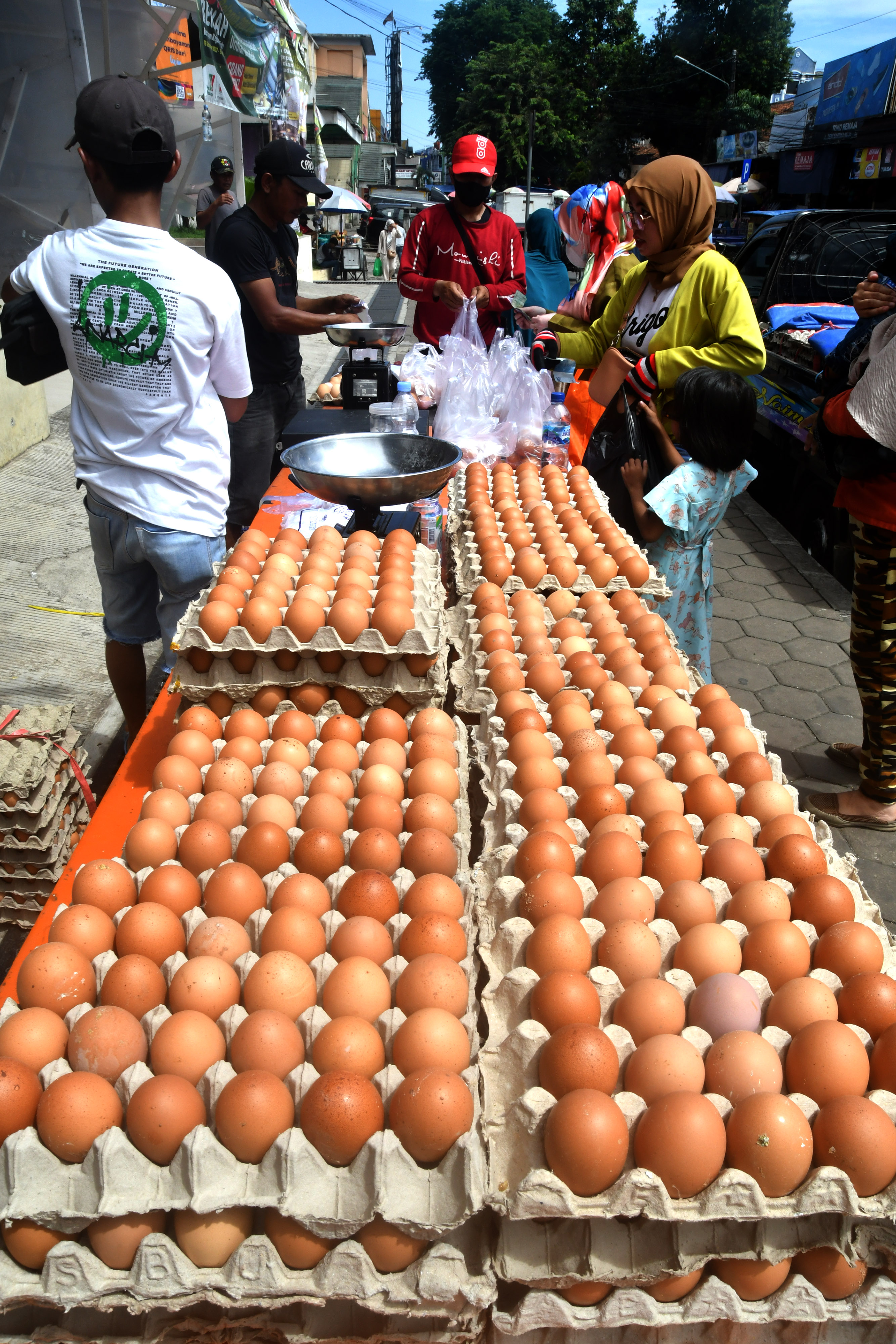 Sejumlah warga membeli telur ayam saat gelar pangan telur murah di Pasar Kebon Kembang, Kota Bogor, Jawa Barat, Sabtu (17/12).