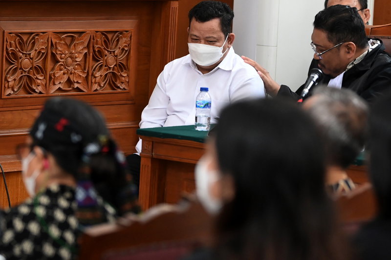  Terdakwa Kuat Ma'ruf (kedua kanan) 