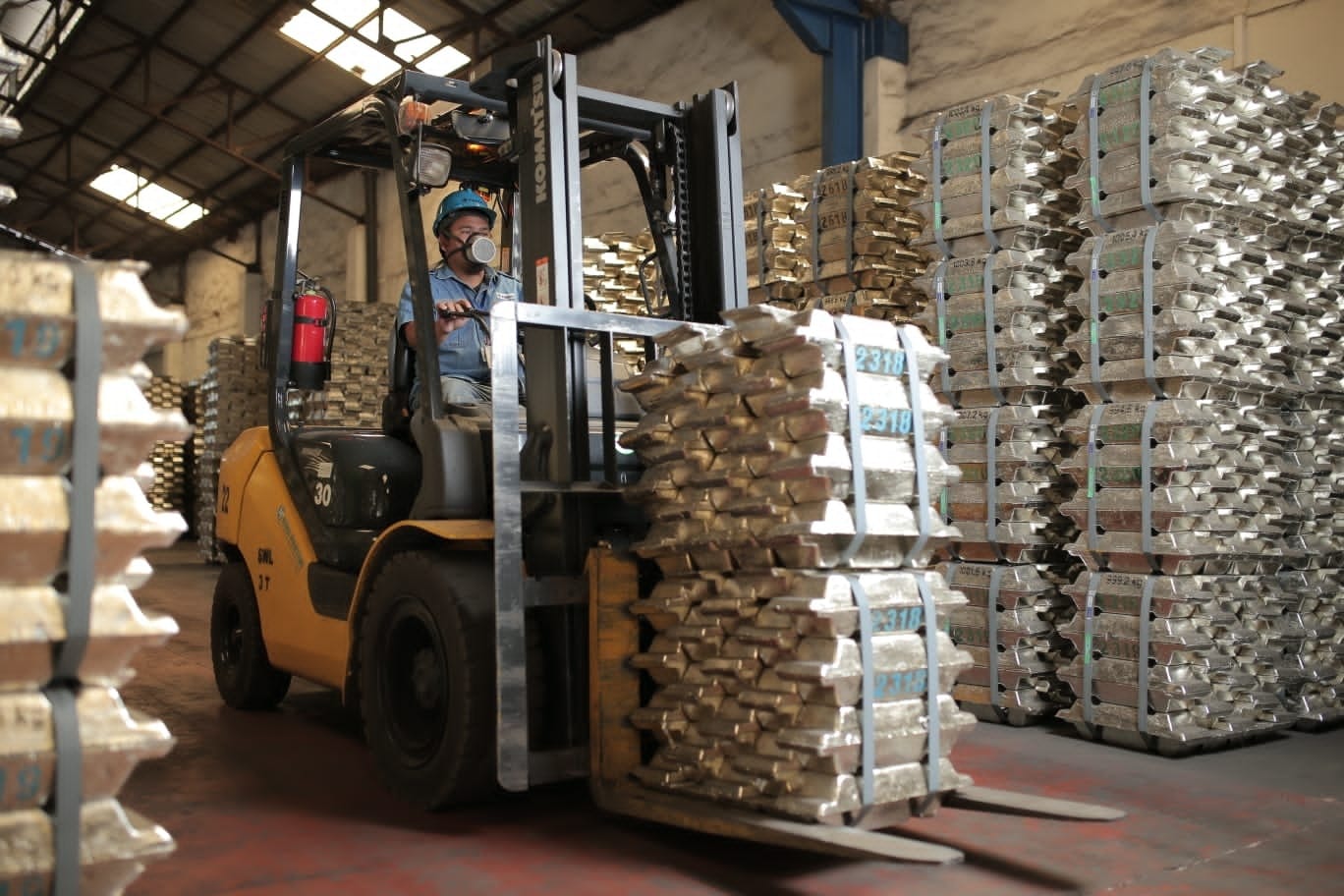 ilustrasi: pekerja di pabrik timah