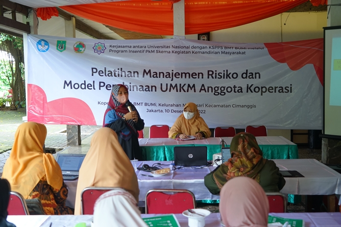 Pelatihan manajemen risiko  risiko dan model pembinaan UMKM anggota koperasi, manajemen produksi dan produk kreatif, serta manajemen keuanga