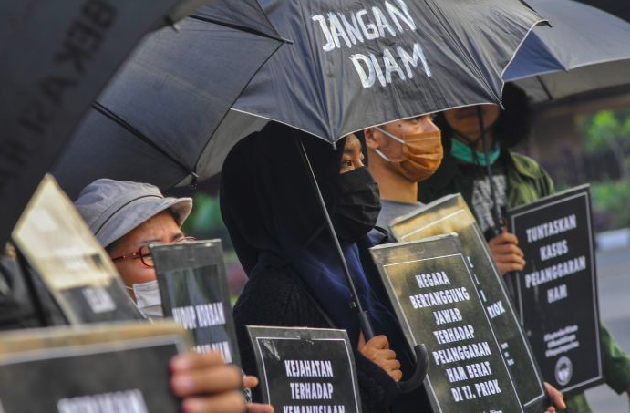 Sejumlah aktivis melakukan Aksi Kamisan di Kota Bekasi, Jawa Barat.