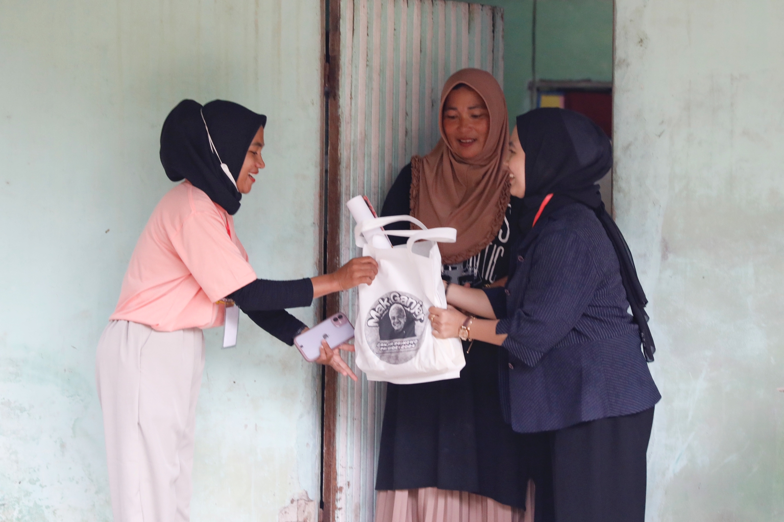 Relawan Mak Ganjar Kalbar door to doormembagikan paket sembako di Desa Sedau, Kecamatan Singkawang Selatan, Kota Singkawang, Kalbar